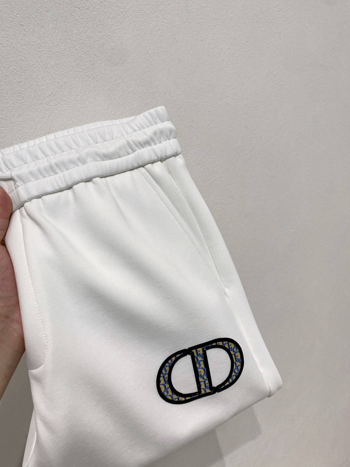 NO:541101,Dior 2025 autumn and winter men's clothing counter official website new air layer cotton. The hot fabric is super good and popular. The essential men's trousers in autumn and winter are decorated with classic icon embroidery elements on the front. The design interprets the essence of the brand. The air layer fabric casual pants are made of soft and smooth, comfortable and breathable, clear texture, and natural cotton. It is highly recommended!  Size..M-3XL (2 colors black and white),dior,alexander wang19860909迪奥2025秋冬男装专柜官网新品空气层棉 爆款面料超好人气推荐秋冬必备男士长裤正面饰有经典图标刺绣元素设计诠释品牌精髓,空气层面料休闲裤制成,柔软垂顺,舒适透气、纹理清晰、棉感自然,强烈推荐！尺码..M-3XL(黑白2色),,dior,alexander wang,Men's clothing