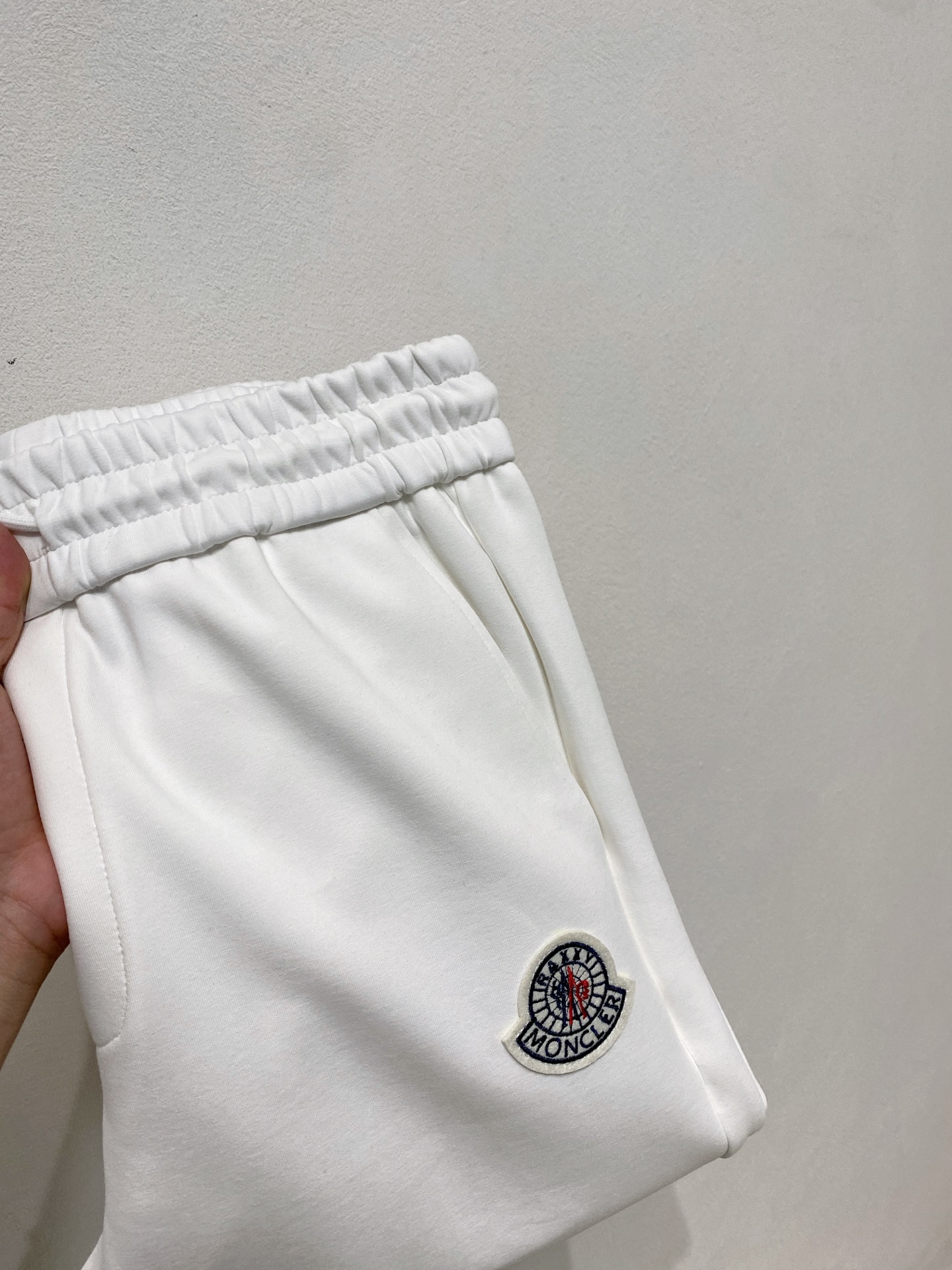 NO:541079,The official website of the 2025 autumn and winter men's clothing counter for the official website of the new air-layer cotton hot fabric is super popular. The hot fabric is very good. The must-have men's trousers in autumn and winter are decorated with classic icon embroidery elements on the front. The design interprets the essence of the brand. The air-layer fabric is made of casual pants, which is soft and smooth, comfortable and breathable, clear texture, and a natural cotton feel. It is highly recommended!  Size..M-3XL (2 colors black and white), Moncler,alexander wang19860909蒙口2025秋冬男装专柜官网新品空气层棉 爆款面料超好人气推荐秋冬必备男士长裤正面饰有经典图标刺绣元素设计诠释品牌精髓,空气层面料休闲裤制成,柔软垂顺,舒适透气、纹理清晰、棉感自然,强烈推荐！尺码..M-3XL(黑白2色),,Moncler,alexander wang,Men's clothing