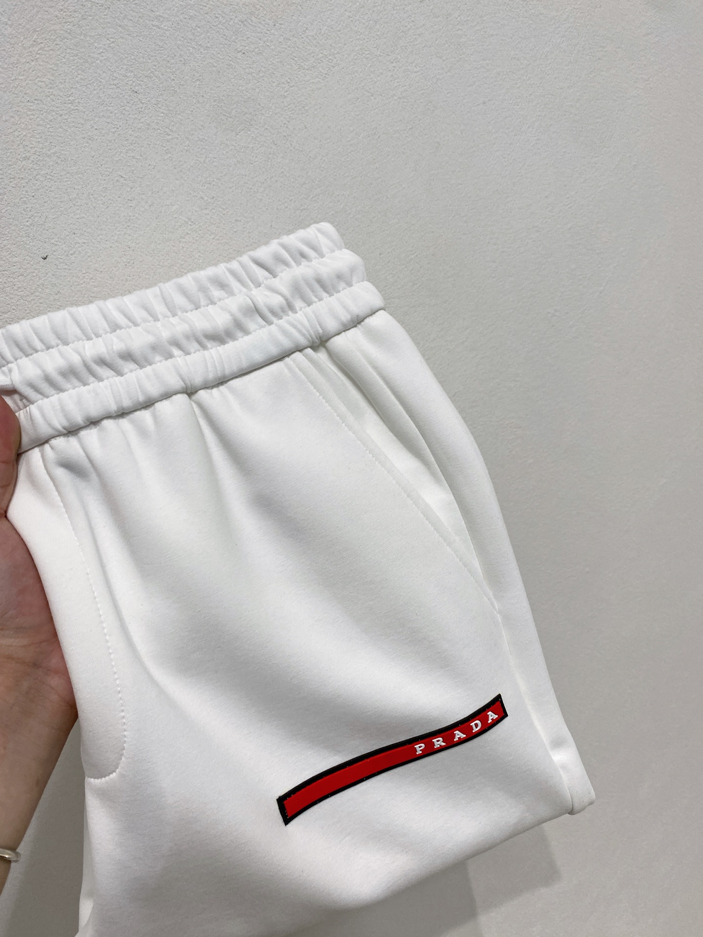 NO:541100,Prada 2025 autumn and winter men's clothing counter official website new air layer cotton. The hot fabric is super good and popular. The essential men's trousers in autumn and winter are decorated with classic icon embroidery elements on the front. The design interprets the essence of the brand. The air layer fabric is made of casual pants, soft and smooth, comfortable and breathable, clear texture, and natural cotton. It is highly recommended!  Size..M-3XL (2 colors black and white), prada,alexander wang19860909普拉达2025秋冬男装专柜官网新品空气层棉 爆款面料超好人气推荐秋冬必备男士长裤正面饰有经典图标刺绣元素设计诠释品牌精髓,空气层面料休闲裤制成,柔软垂顺,舒适透气、纹理清晰、棉感自然,强烈推荐！尺码..M-3XL(黑白2色),,prada,alexander wang,Men's clothing