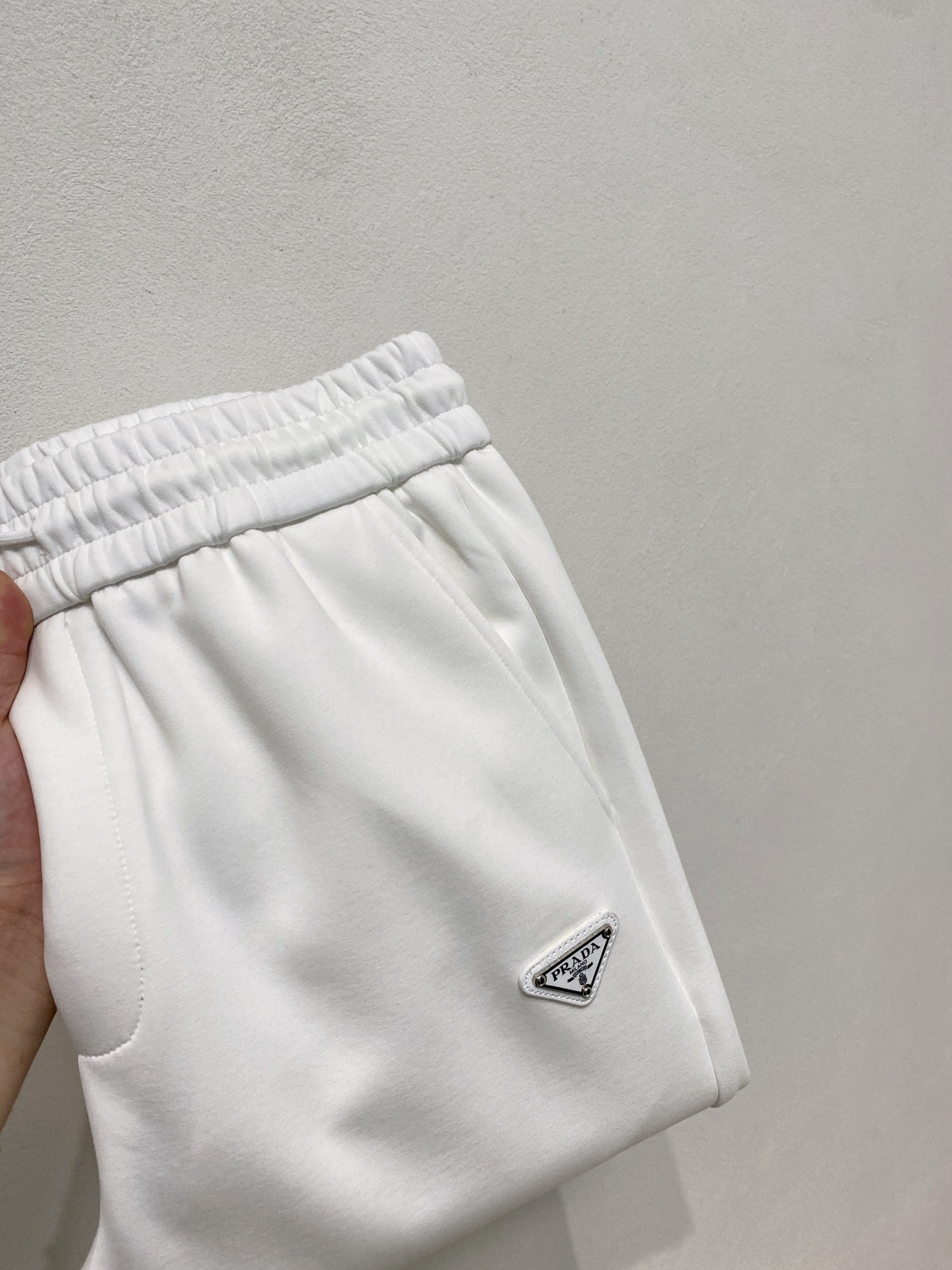 NO:541106,Prada 2025 autumn and winter men's clothing counter official website new air layer cotton. The hot fabric is super good and popular. The essential men's trousers in autumn and winter are decorated with classic icon embroidery elements on the front. The design interprets the essence of the brand. The air layer fabric is made of casual pants, soft and smooth, comfortable and breathable, clear texture, and natural cotton. It is highly recommended!  Size..M-3XL (2 colors black and white), prada,alexander wang19860909普拉达2025秋冬男装专柜官网新品空气层棉 爆款面料超好人气推荐秋冬必备男士长裤正面饰有经典图标刺绣元素设计诠释品牌精髓,空气层面料休闲裤制成,柔软垂顺,舒适透气、纹理清晰、棉感自然,强烈推荐！尺码..M-3XL(黑白2色),,prada,alexander wang,Men's clothing