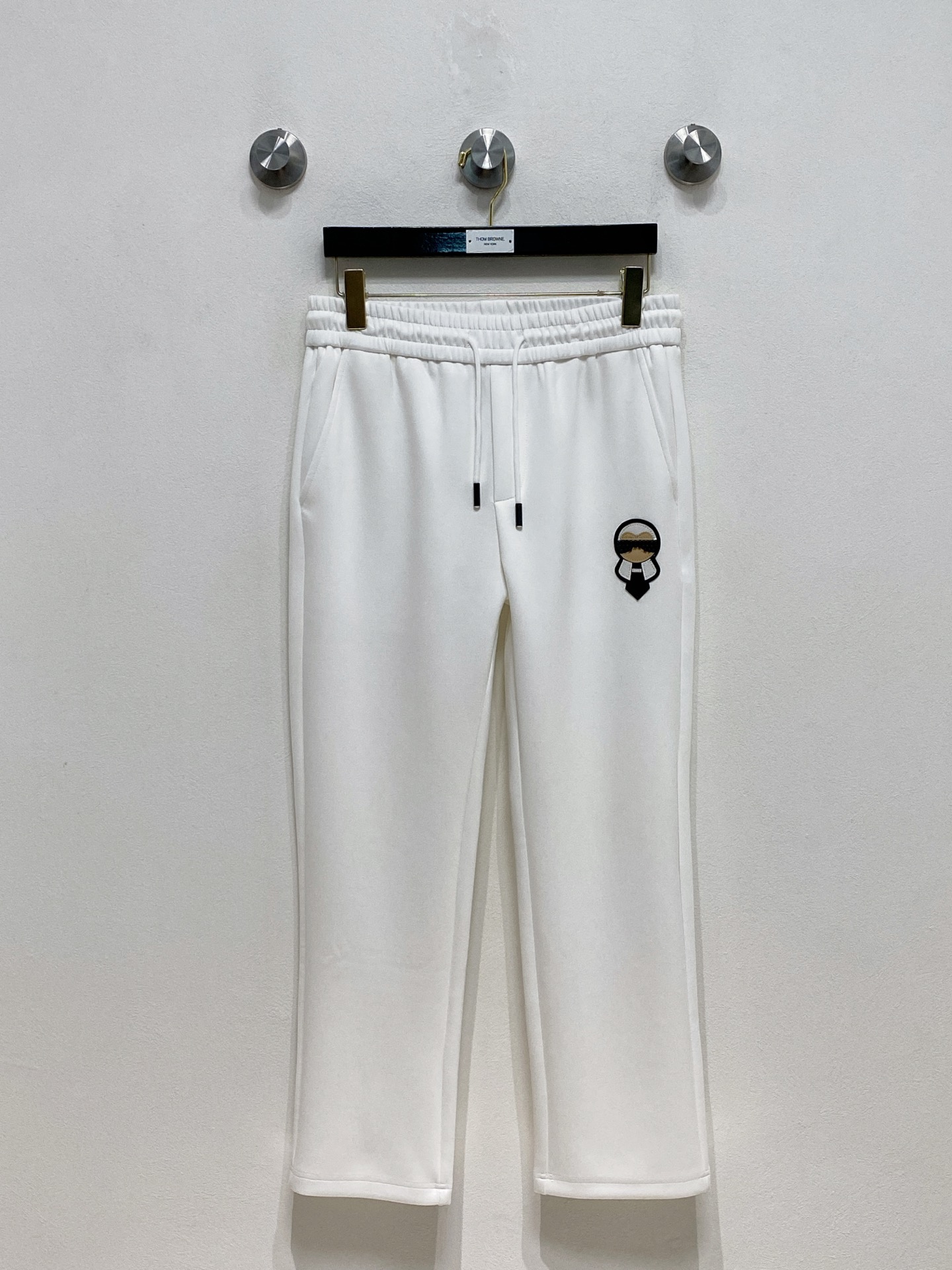 NO:541112,Fendi 2025 autumn and winter men's clothing counter official website new air-layer cotton, hot fabrics are super good and popular. The essential men's trousers in autumn and winter are decorated with classic icon embroidery elements on the front. The design interprets the essence of the brand. The air-layer fabric casual pants are made of soft and smooth, comfortable and breathable, clear texture, and natural cotton. It is highly recommended!  Size..M-3XL (2 colors black and white), fendi,alexander wang19860909芬迪2025秋冬男装专柜官网新品空气层棉 爆款面料超好人气推荐秋冬必备男士长裤正面饰有经典图标刺绣元素设计诠释品牌精髓,空气层面料休闲裤制成,柔软垂顺,舒适透气、纹理清晰、棉感自然,强烈推荐！尺码..M-3XL(黑白2色),,fendi,alexander wang,Men's clothing