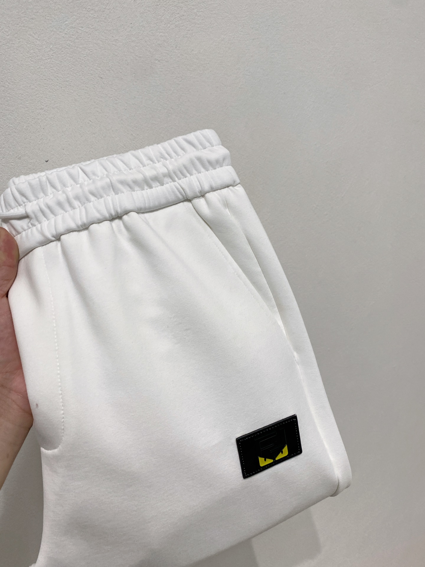 NO:541089,Fendi 2025 autumn and winter men's clothing counter official website new air-layer cotton, hot fabrics are super good and popular. The essential men's trousers in autumn and winter are decorated with classic icon embroidery elements on the front. The design interprets the essence of the brand. The air-layer fabric casual pants are made of soft and smooth, comfortable and breathable, clear texture, and natural cotton. It is highly recommended!  Size..M-3XL (2 colors black and white), fendi,alexander wang19860909芬迪2025秋冬男装专柜官网新品空气层棉 爆款面料超好人气推荐秋冬必备男士长裤正面饰有经典图标刺绣元素设计诠释品牌精髓,空气层面料休闲裤制成,柔软垂顺,舒适透气、纹理清晰、棉感自然,强烈推荐！尺码..M-3XL(黑白2色),,fendi,alexander wang,Men's clothing