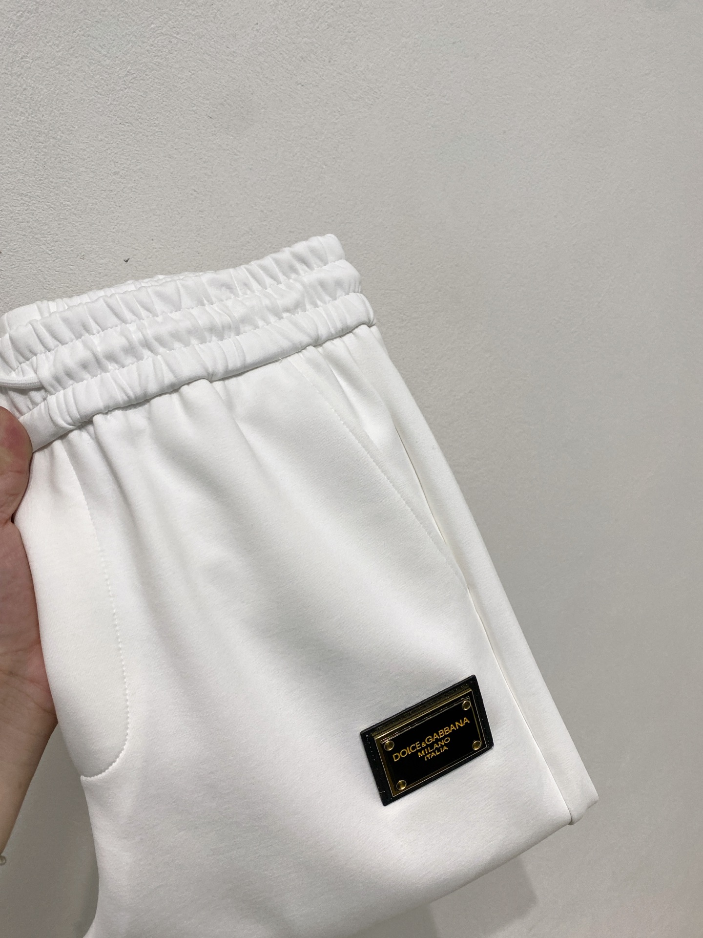 NO:541107,DG2025 autumn and winter men's clothing counter official website new air layer cotton. The hot fabric is super good and popular. The essential men's trousers in autumn and winter are decorated with classic icon embroidery elements on the front. The design interprets the essence of the brand. The air layer fabric casual pants are made of soft and smooth, comfortable and breathable, clear texture, and natural cotton. It is highly recommended!  Size..M-3XL (2 colors black and white), alexander wang19860909DG2025秋冬男装专柜官网新品空气层棉 爆款面料超好人气推荐秋冬必备男士长裤正面饰有经典图标刺绣元素设计诠释品牌精髓,空气层面料休闲裤制成,柔软垂顺,舒适透气、纹理清晰、棉感自然,强烈推荐！尺码..M-3XL(黑白2色),,alexander wang,Men's clothing