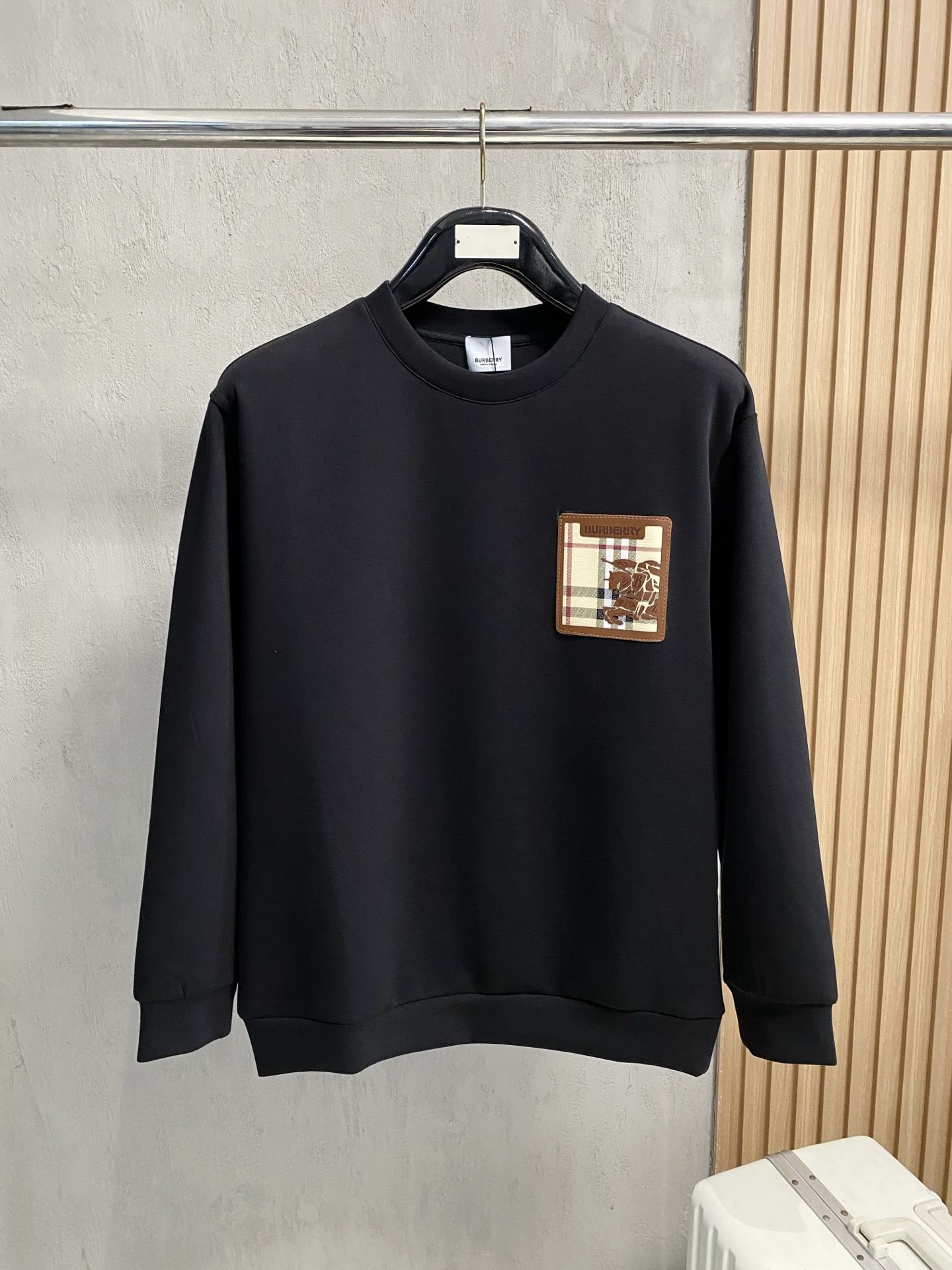 NO:540167,Burberry autumn and winter men's letter logo pullover space cotton sweatshirt classic OS style, simple without losing style. Daily sports and casual business without any pressure... Customer-supplied space knitted cotton, made through mini knitted three-dimensional process, the inner scales are neat, the texture is super strong, breathable and comfortable, the details and touch are invincible, the first choice for single wear! Color white/black Size XS/S/M/L,,burberry,hoodie,sweatshirts,alexander wang19860909巴宝莉 秋冬男士字母标识套头太空棉卫衣 经典OS版型,简约而不失格调.日常运动休闲商务毫无压力... 客供太空针织棉,经由微型针织立体工艺过程制作,内里鳞甲般工整,质感超强,透气舒适,细节感和触感柔更是无敌,单穿内搭首选! 颜色白色/黑色 尺码XS/S/M/L,,burberry,hoodie,sweatshirts,alexander wang,Men's clothing