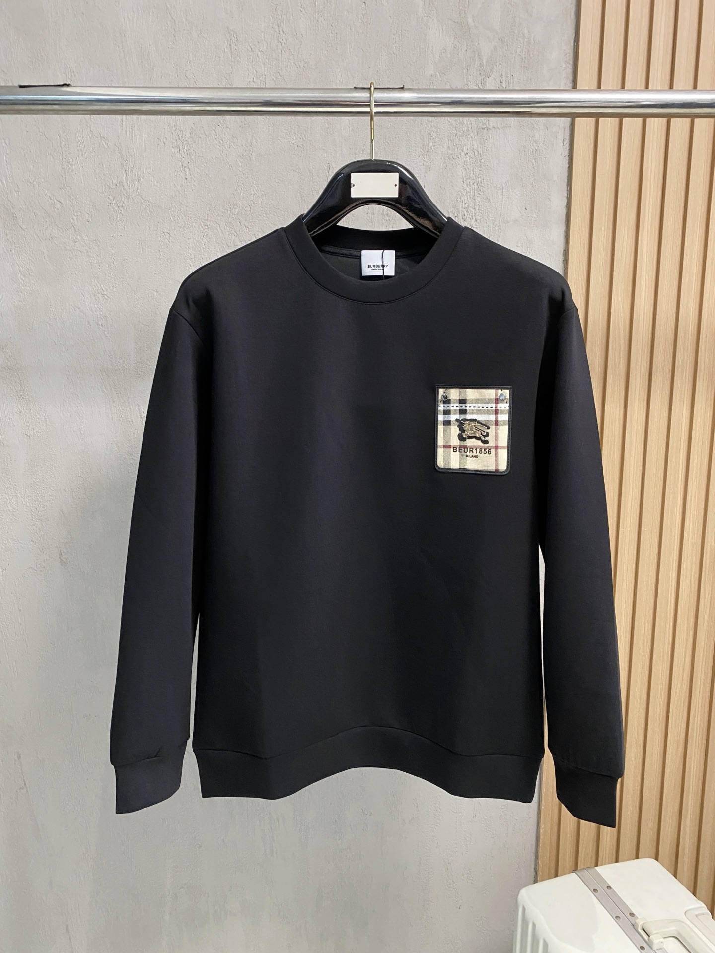 NO:564765,Burberry 2025 Autumn and Winter Men's Letter Logo Pullover Space Cotton Sweatshirt Classic OS version, simple yet stylish. Daily sports and leisure business without pressure...Customer-supplied space knitted cotton, made through a micro-knitting three-dimensional process, the inside is as neat as scales, super texture, breathable and comfortable, the details and soft touch are invincible, the first choice for wearing alone! Color White/Black  Size XS/S/M/L,,burberry,hoodie,sweatshirts,alexander wang19860909巴宝莉 2025秋冬男士字母标识套头太空棉卫衣 经典OS版型,简约而不失格调.日常运动休闲商务毫无压力... 客供太空针织棉,经由微型针织立体工艺过程制作,内里鳞甲般工整,质感超强,透气舒适,细节感和触感柔更是无敌,单穿内搭首选! 颜色白色/黑色 尺码XS/S/M/L,,burberry,hoodie,sweatshirts,alexander wang,Men's clothing