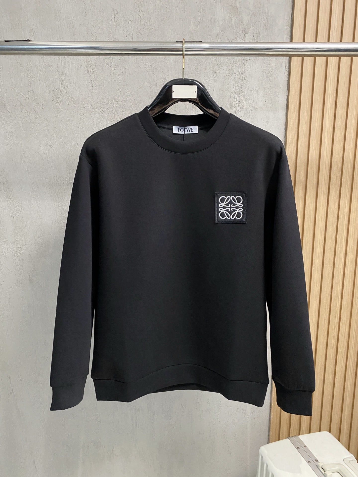 NO:564747,Loewe 2025 Autumn and Winter Men's Letter Logo Pullover Space Cotton Sweatshirt Classic OS version, simple yet stylish. Daily sports and leisure business without pressure...Customer-supplied space knitted cotton, made through a micro-knitting three-dimensional process, the inside is as neat as scales, super texture, breathable and comfortable, the details and soft touch are invincible, the first choice for wearing alone! Color White/Black  Size XS/S/M/L,,loewe,hoodie,sweatshirts,alexander wang19860909罗意威 2025秋冬男士字母标识套头太空棉卫衣 经典OS版型,简约而不失格调.日常运动休闲商务毫无压力... 客供太空针织棉,经由微型针织立体工艺过程制作,内里鳞甲般工整,质感超强,透气舒适,细节感和触感柔更是无敌,单穿内搭首选! 颜色白色/黑色 尺码XS/S/M/L,,loewe,hoodie,sweatshirts,alexander wang,Men's clothing