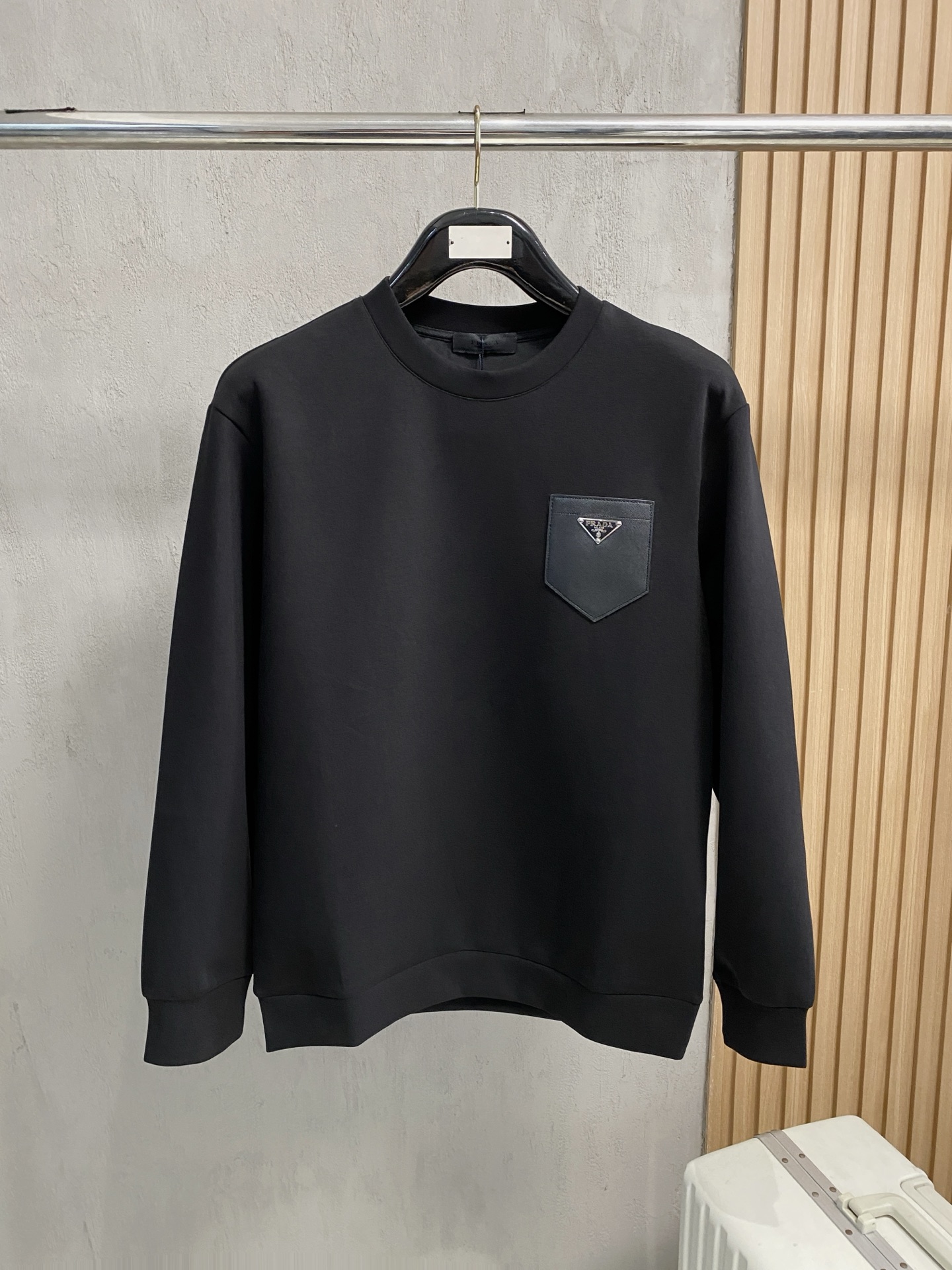 NO:566553,Prada 2025 Autumn and Winter Men's Letter Logo Pullover Space Cotton Sweatshirt Classic OS version, simple yet stylish. No pressure for daily sports, leisure and business...Customer-supplied space knitted cotton, made through a micro-knitting three-dimensional process. The inside is as neat as scales, with super texture, breathable and comfortable, and an invincible sense of detail and soft touch. It is the first choice for wearing alone! Color White/Black  Size XS/S/M/L,,prada,hoodie,sweatshirts,alexander wang19860909普拉达 2025秋冬男士字母标识套头太空棉卫衣 经典OS版型,简约而不失格调.日常运动休闲商务毫无压力... 客供太空针织棉,经由微型针织立体工艺过程制作,内里鳞甲般工整,质感超强,透气舒适,细节感和触感柔更是无敌,单穿内搭首选! 颜色白色/黑色 尺码XS/S/M/L,,prada,hoodie,sweatshirts,alexander wang,Men's clothing