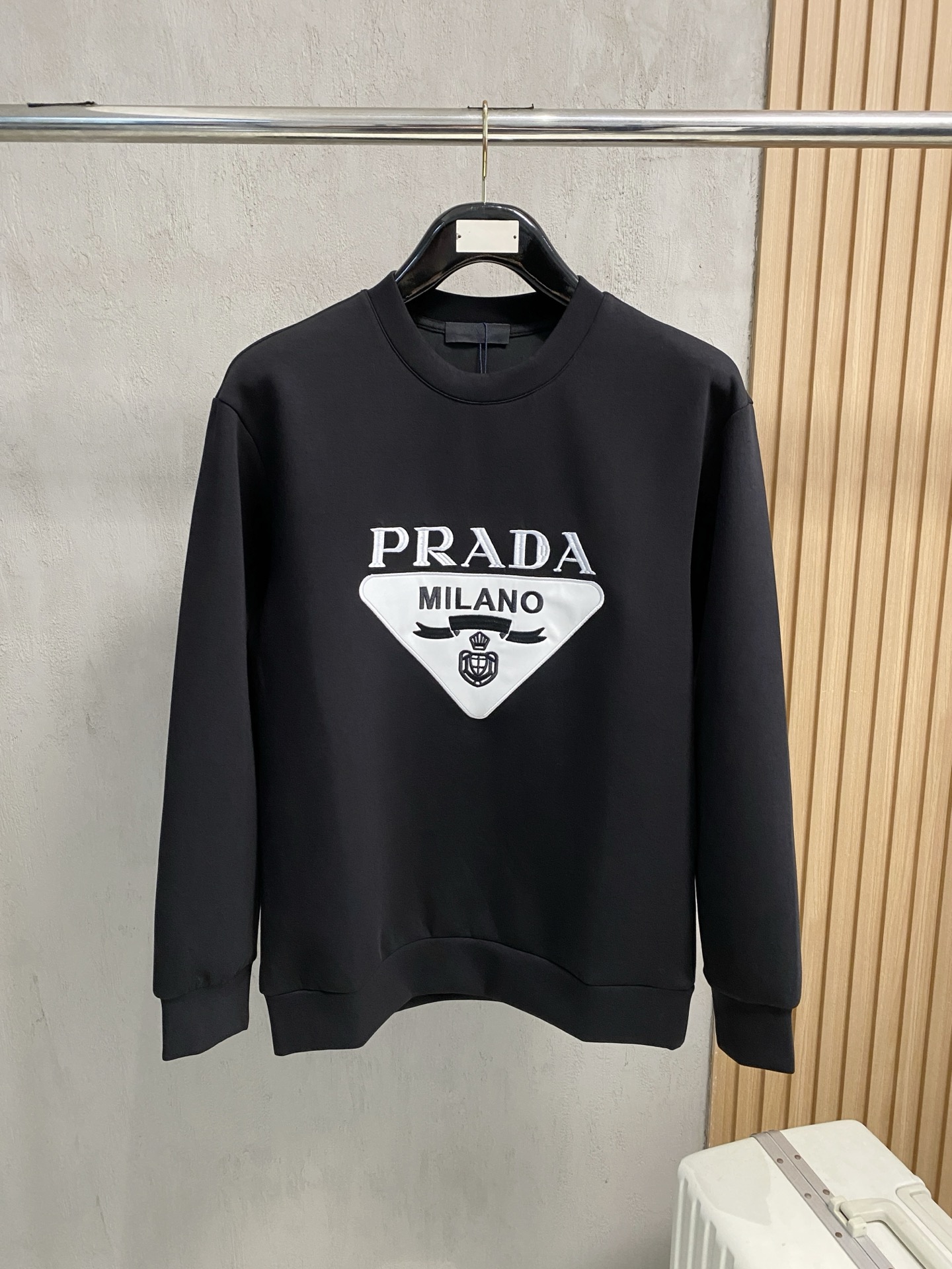 NO:540197,Prada autumn and winter men's letter logo pullover space cotton sweatshirt classic OS style, simple without losing style. Daily sports and leisure business without pressure... Customer-supplied space knitted cotton, made through mini knitted three-dimensional process, the inner scales are neat, the texture is super strong, breathable and comfortable, the details and touch are invincible, the first choice for single wear! Color white/black Size XS/S/M/L,,prada,hoodie,sweatshirts,alexander wang19860909普拉达 秋冬男士字母标识套头太空棉卫衣 经典OS版型,简约而不失格调.日常运动休闲商务毫无压力... 客供太空针织棉,经由微型针织立体工艺过程制作,内里鳞甲般工整,质感超强,透气舒适,细节感和触感柔更是无敌,单穿内搭首选! 颜色白色/黑色 尺码XS/S/M/L,,prada,hoodie,sweatshirts,alexander wang,Men's clothing