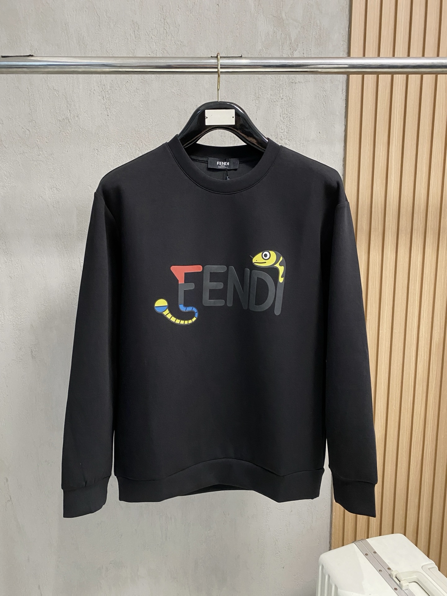 NO:540194,Fendi autumn and winter men's letter logo pullover space cotton sweatshirt classic OS style, simple without losing style. Daily sports and leisure business without pressure... Customer-supplied space knitted cotton, made through mini knitted three-dimensional process, the inner scales are neat, the texture is super strong, breathable and comfortable, the details and touch are invincible, the first choice for single wear! Color white/black Size XS/S/M/L,,fendi,hoodie,sweatshirts,alexander wang19860909芬迪 秋冬男士字母标识套头太空棉卫衣 经典OS版型,简约而不失格调.日常运动休闲商务毫无压力... 客供太空针织棉,经由微型针织立体工艺过程制作,内里鳞甲般工整,质感超强,透气舒适,细节感和触感柔更是无敌,单穿内搭首选! 颜色白色/黑色 尺码XS/S/M/L,,fendi,hoodie,sweatshirts,alexander wang,Men's clothing