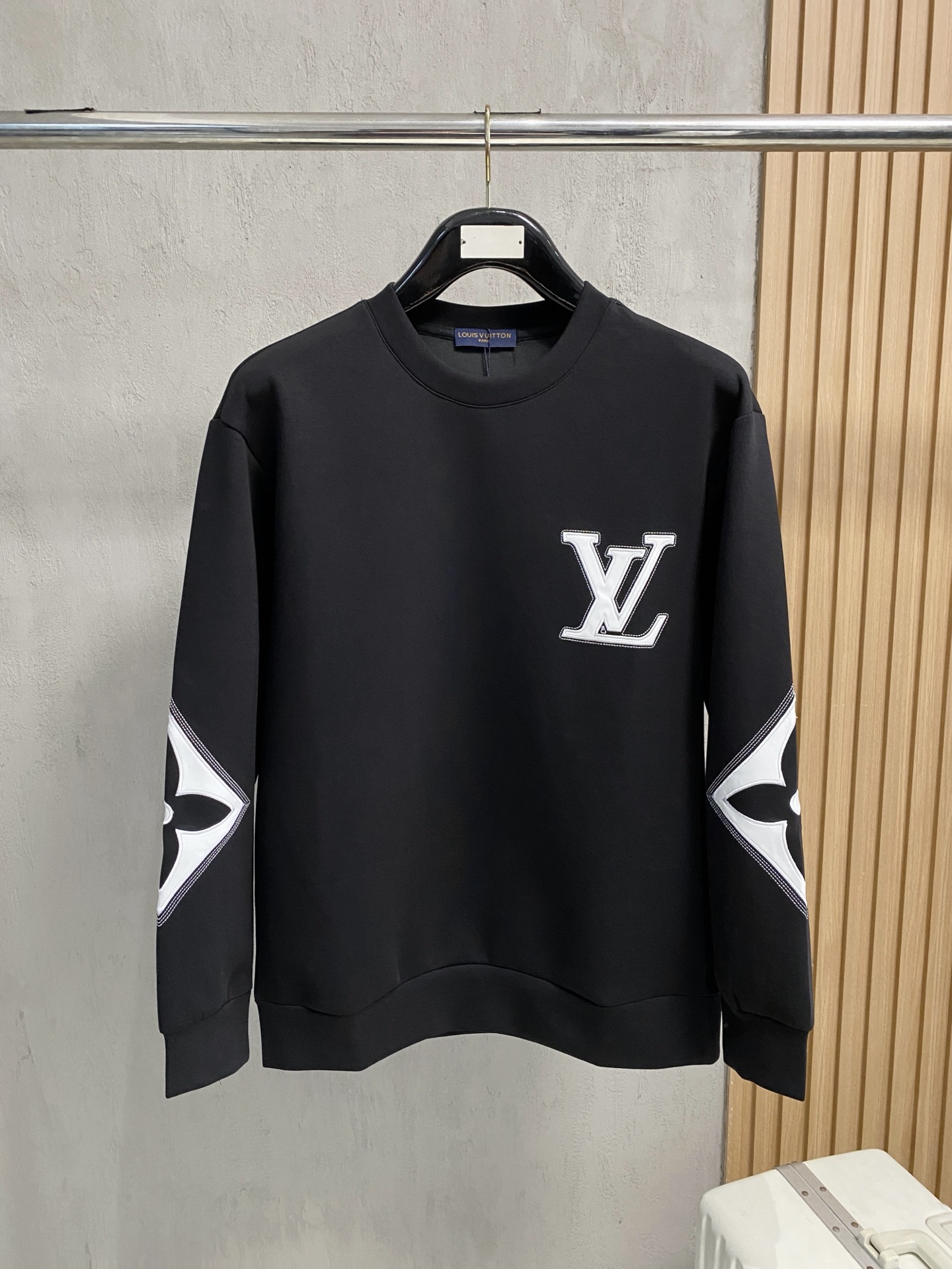 NO:540174,LV autumn and winter men's letter logo pullover space cotton sweatshirt classic OS style, simple without losing style. Daily sports and casual business without any pressure... Customer-supplied space knitted cotton, made through mini knitted three-dimensional process, the inner scales are neat, the texture is super strong, breathable and comfortable, the details and touch are invincible, the first choice for single wear! Color white/black Size XS/S/M/L,,louis vuitton,hoodie,sweatshirts,alexander wang19860909LV 秋冬男士字母标识套头太空棉卫衣 经典OS版型,简约而不失格调.日常运动休闲商务毫无压力... 客供太空针织棉,经由微型针织立体工艺过程制作,内里鳞甲般工整,质感超强,透气舒适,细节感和触感柔更是无敌,单穿内搭首选! 颜色白色/黑色 尺码XS/S/M/L,,louis vuitton,hoodie,sweatshirts,alexander wang,Men's clothing