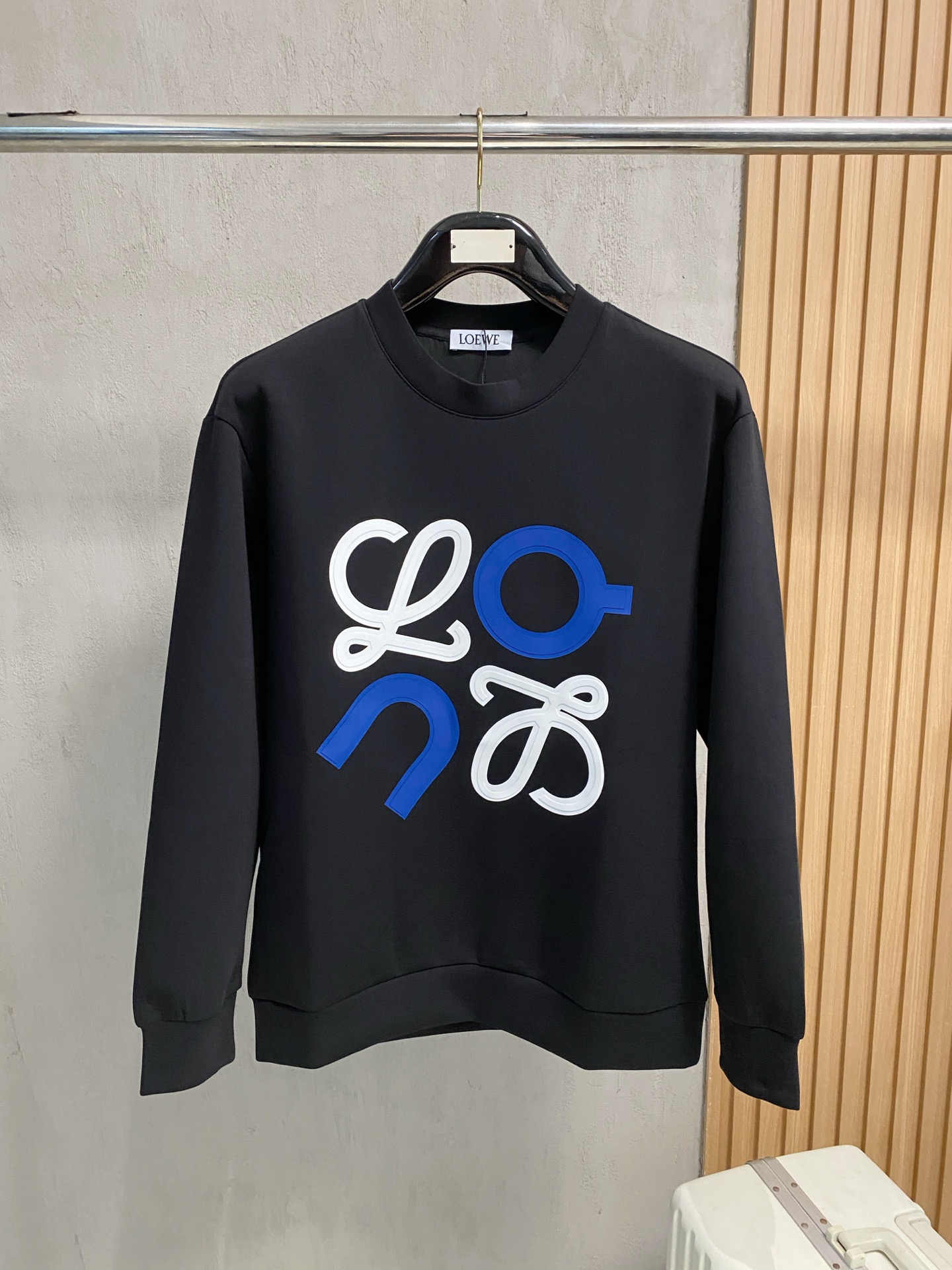 NO:540189,Luo Yiwei Men's letter logo pullover space cotton sweatshirt classic OS style, simple without losing style. Daily sports and leisure business is stress-free... Customer-supplied space knitted cotton, made through mini knitting three-dimensional process, the inner scales are neat, the texture is super strong, breathable and comfortable, the details and touch are invincible, the first choice for single wear! Color white/black Size XS/S/M/L,,loewe,hoodie,sweatshirts,alexander wang19860909罗意威 秋冬男士字母标识套头太空棉卫衣 经典OS版型,简约而不失格调.日常运动休闲商务毫无压力... 客供太空针织棉,经由微型针织立体工艺过程制作,内里鳞甲般工整,质感超强,透气舒适,细节感和触感柔更是无敌,单穿内搭首选! 颜色白色/黑色 尺码XS/S/M/L,,loewe,hoodie,sweatshirts,alexander wang,Men's clothing