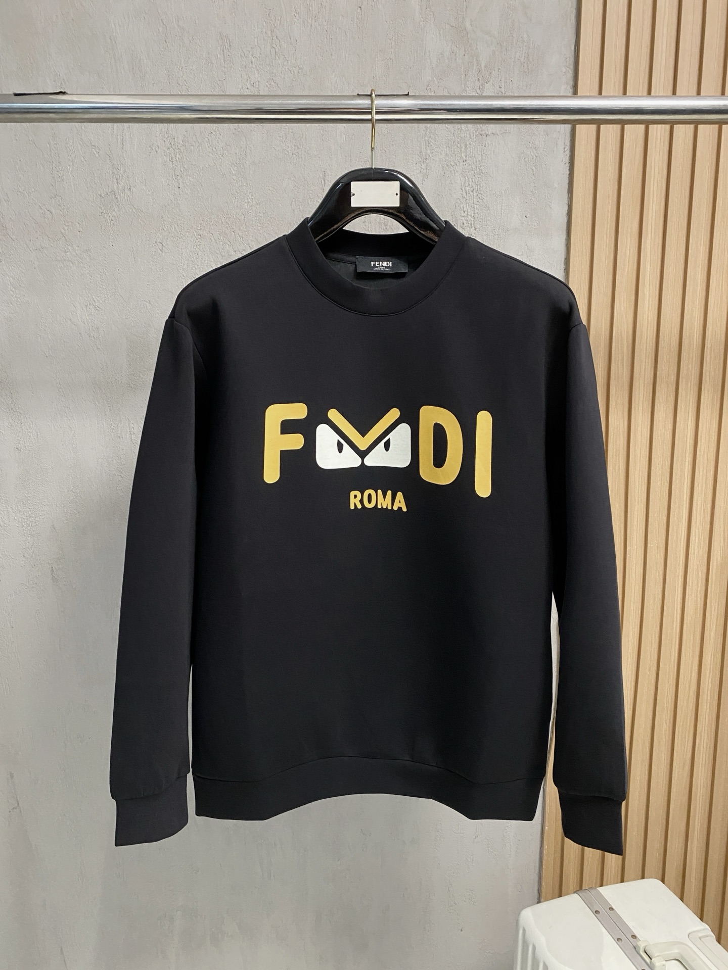 NO:540185,Fendi autumn and winter men's letter logo pullover space cotton sweatshirt classic OS style, simple without losing style. Daily sports and leisure business without pressure... Customer-supplied space knitted cotton, made through mini knitted three-dimensional process, the inner scales are neat, the texture is super strong, breathable and comfortable, the details and touch are invincible, the first choice for single wear! Color white/black Size XS/S/M/L,,fendi,hoodie,sweatshirts,alexander wang19860909芬迪 秋冬男士字母标识套头太空棉卫衣 经典OS版型,简约而不失格调.日常运动休闲商务毫无压力... 客供太空针织棉,经由微型针织立体工艺过程制作,内里鳞甲般工整,质感超强,透气舒适,细节感和触感柔更是无敌,单穿内搭首选! 颜色白色/黑色 尺码XS/S/M/L,,fendi,hoodie,sweatshirts,alexander wang,Men's clothing