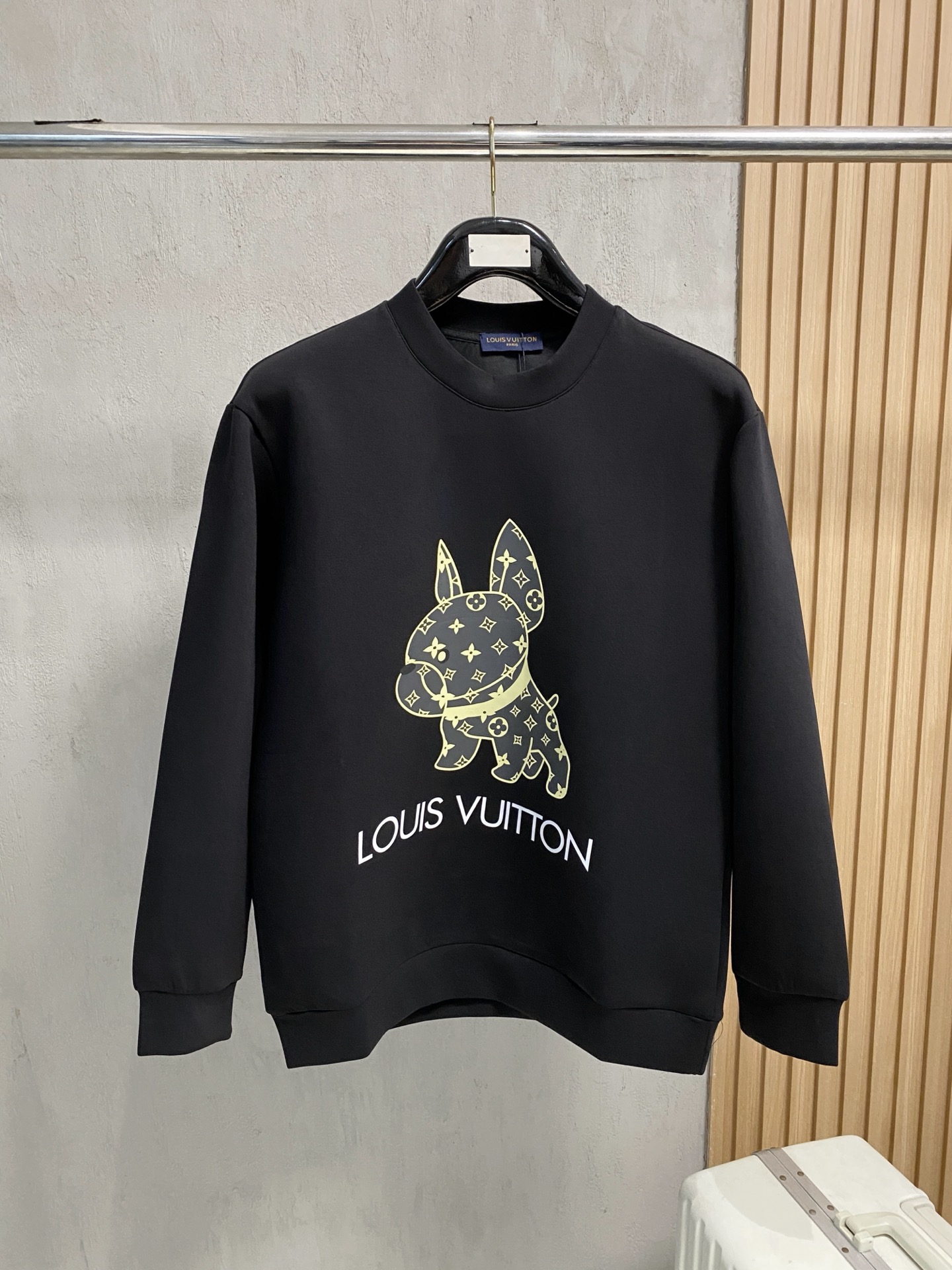 NO:540195,LV autumn and winter men's letter logo pullover space cotton sweatshirt classic OS style, simple without losing style. Daily sports and casual business without any pressure... Customer-supplied space knitted cotton, made through mini knitted three-dimensional process, the inner scales are neat, the texture is super strong, breathable and comfortable, the details and touch are invincible, the first choice for single wear! Color white/black Size XS/S/M/L,,louis vuitton,hoodie,sweatshirts,alexander wang19860909LV 秋冬男士字母标识套头太空棉卫衣 经典OS版型,简约而不失格调.日常运动休闲商务毫无压力... 客供太空针织棉,经由微型针织立体工艺过程制作,内里鳞甲般工整,质感超强,透气舒适,细节感和触感柔更是无敌,单穿内搭首选! 颜色白色/黑色 尺码XS/S/M/L,,louis vuitton,hoodie,sweatshirts,alexander wang,Men's clothing