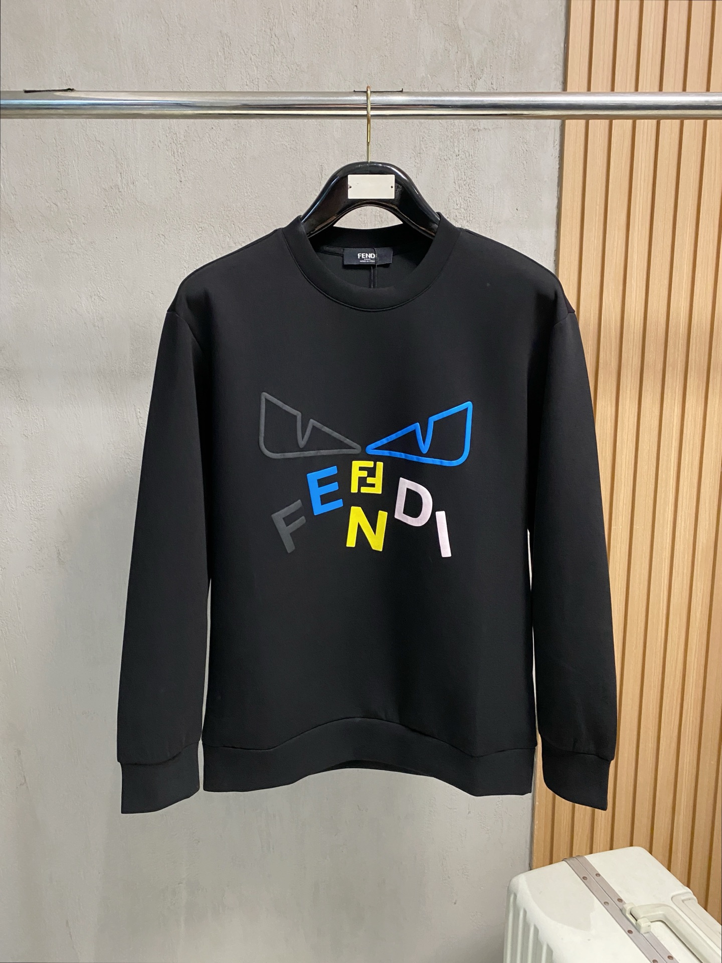 NO:540203,Fendi autumn and winter men's letter logo pullover space cotton sweatshirt classic OS style, simple without losing style. Daily sports and leisure business without pressure... Customer-supplied space knitted cotton, made through mini knitted three-dimensional process, the inner scales are neat, the texture is super strong, breathable and comfortable, the details and touch are invincible, the first choice for single wear! Color white/black Size XS/S/M/L,,fendi,hoodie,sweatshirts,alexander wang19860909芬迪 秋冬男士字母标识套头太空棉卫衣 经典OS版型,简约而不失格调.日常运动休闲商务毫无压力... 客供太空针织棉,经由微型针织立体工艺过程制作,内里鳞甲般工整,质感超强,透气舒适,细节感和触感柔更是无敌,单穿内搭首选! 颜色白色/黑色 尺码XS/S/M/L,,fendi,hoodie,sweatshirts,alexander wang,Men's clothing