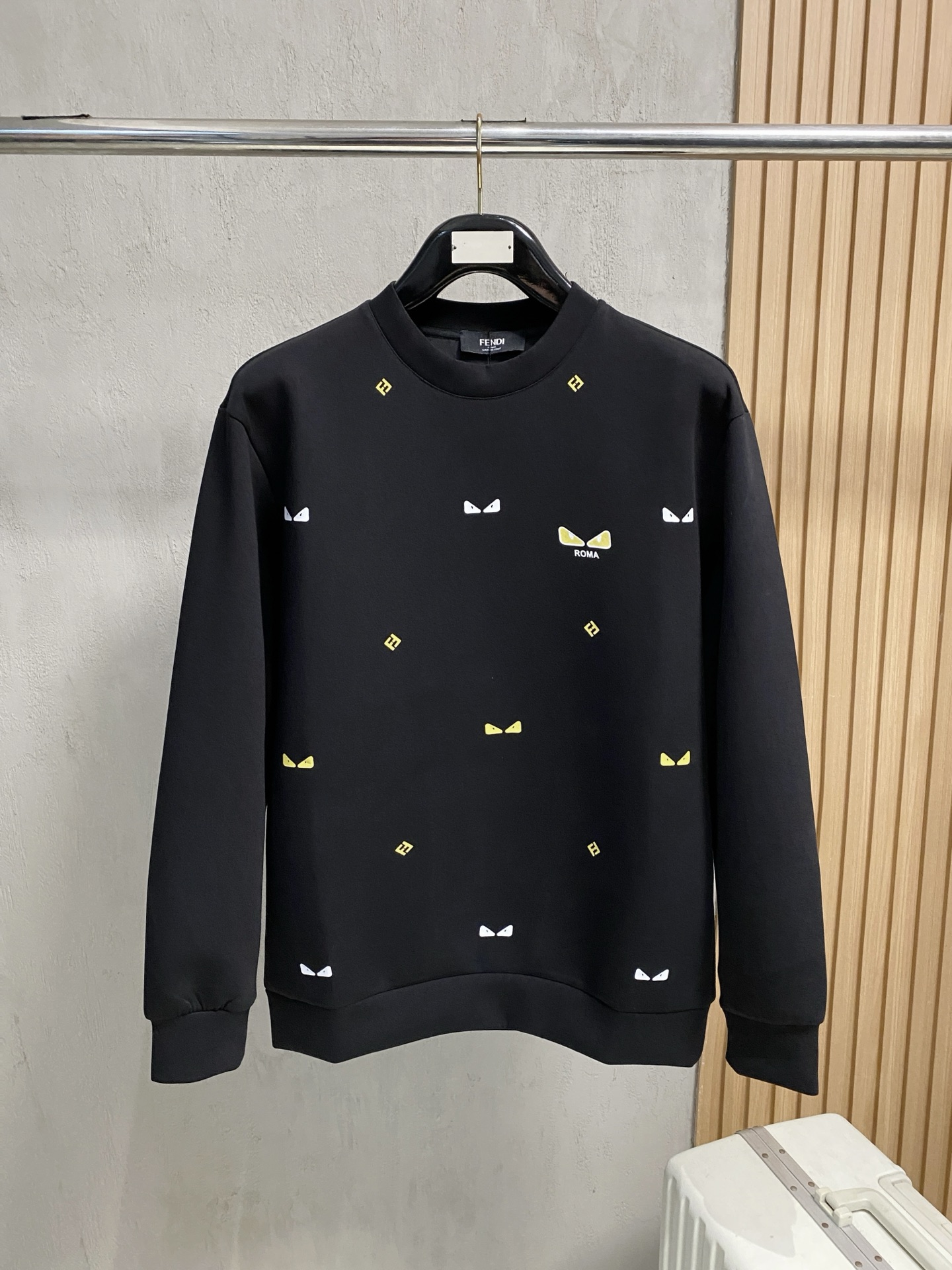 NO:564795,Fendi 2025 Autumn and Winter Men's Letter Logo Pullover Space Cotton Sweatshirt Classic OS version, simple yet stylish. Daily sports and leisure business without pressure...Customer-supplied space knitted cotton, made through a micro-knitting three-dimensional process, the inside is as neat as scales, super texture, breathable and comfortable, the details and soft touch are invincible, the first choice for wearing alone! Color White/Black  Size XS/S/M/L,,fendi,hoodie,sweatshirts,alexander wang19860909芬迪 2025秋冬男士字母标识套头太空棉卫衣 经典OS版型,简约而不失格调.日常运动休闲商务毫无压力... 客供太空针织棉,经由微型针织立体工艺过程制作,内里鳞甲般工整,质感超强,透气舒适,细节感和触感柔更是无敌,单穿内搭首选! 颜色白色/黑色 尺码XS/S/M/L,,fendi,hoodie,sweatshirts,alexander wang,Men's clothing