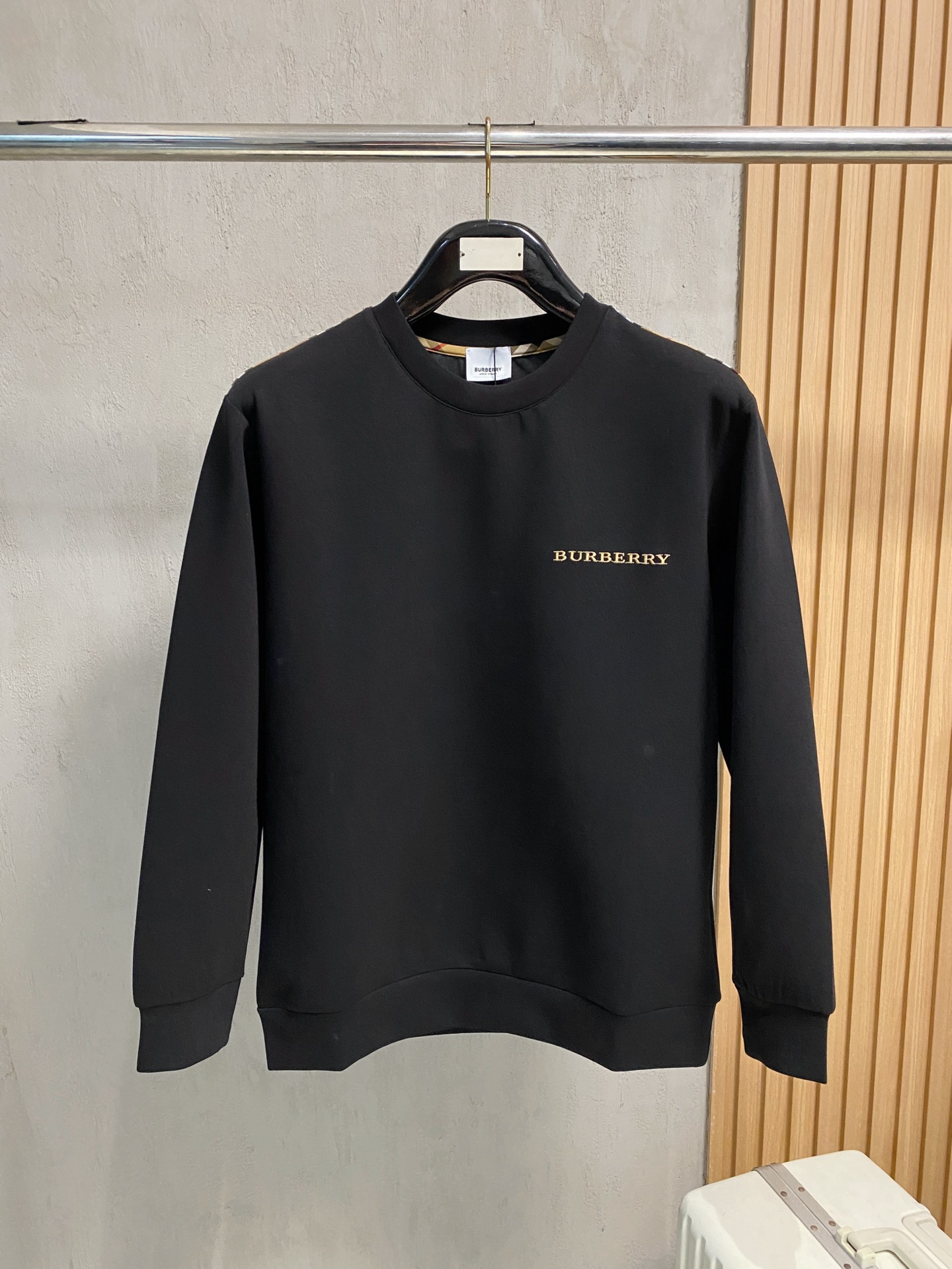 NO:540173,Burberry autumn and winter men's letter logo pullover space cotton sweatshirt classic OS style, simple without losing style. Daily sports and casual business without any pressure... Customer-supplied space knitted cotton, made through mini knitted three-dimensional process, the inner scales are neat, the texture is super strong, breathable and comfortable, the details and touch are invincible, the first choice for single wear! Color white/black Size XS/S/M/L,,burberry,hoodie,sweatshirts,alexander wang19860909巴宝莉 秋冬男士字母标识套头太空棉卫衣 经典OS版型,简约而不失格调.日常运动休闲商务毫无压力... 客供太空针织棉,经由微型针织立体工艺过程制作,内里鳞甲般工整,质感超强,透气舒适,细节感和触感柔更是无敌,单穿内搭首选! 颜色白色/黑色 尺码XS/S/M/L,,burberry,hoodie,sweatshirts,alexander wang,Men's clothing