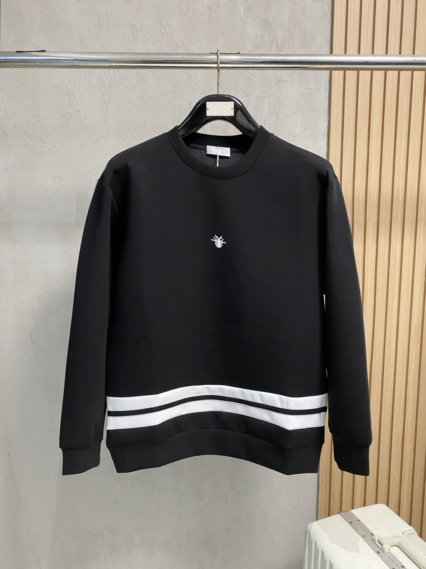 NO:540169,Dior autumn and winter men's letter logo pullover space cotton sweatshirt classic OS style, simple without losing style. Daily sports and leisure business without pressure... Customer-supplied space knitted cotton, made through mini knitting three-dimensional process, the inner scales are neat, the texture is super strong, breathable and comfortable, the details and touch are invincible, the first choice for single wear! Color white/black Size XS/S/M/L,,dior,hoodie,sweatshirts,alexander wang19860909迪奥 秋冬男士字母标识套头太空棉卫衣 经典OS版型,简约而不失格调.日常运动休闲商务毫无压力... 客供太空针织棉,经由微型针织立体工艺过程制作,内里鳞甲般工整,质感超强,透气舒适,细节感和触感柔更是无敌,单穿内搭首选! 颜色白色/黑色 尺码XS/S/M/L,,dior,hoodie,sweatshirts,alexander wang,Men's clothing