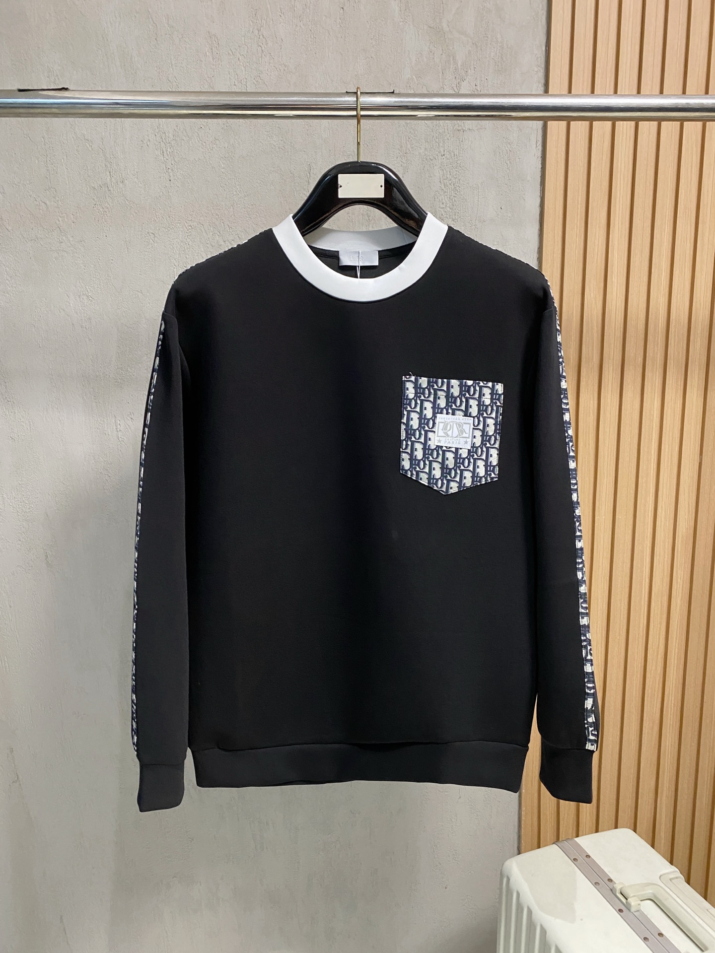 NO:540165,Dior autumn and winter men's letter logo pullover space cotton sweatshirt classic OS style, simple without losing style. Daily sports and leisure business without pressure... Customer-supplied space knitted cotton, made through mini knitting three-dimensional process, the inner scales are neat, the texture is super strong, breathable and comfortable, the details and touch are invincible, the first choice for single wear! Color white/black Size XS/S/M/L,,dior,hoodie,sweatshirts,alexander wang19860909迪奥 秋冬男士字母标识套头太空棉卫衣 经典OS版型,简约而不失格调.日常运动休闲商务毫无压力... 客供太空针织棉,经由微型针织立体工艺过程制作,内里鳞甲般工整,质感超强,透气舒适,细节感和触感柔更是无敌,单穿内搭首选! 颜色白色/黑色 尺码XS/S/M/L,,dior,hoodie,sweatshirts,alexander wang,Men's clothing