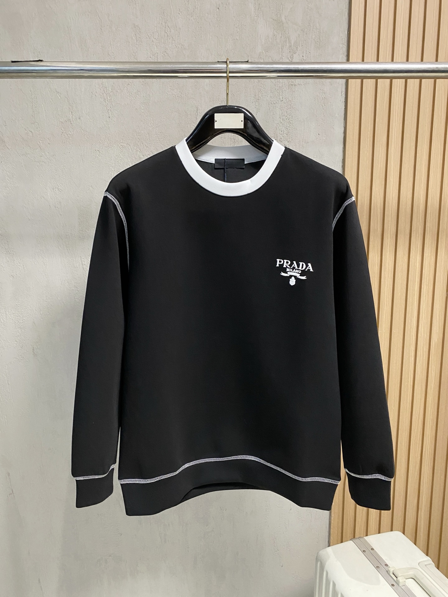 NO:540178,Prada autumn and winter men's letter logo pullover space cotton sweatshirt classic OS style, simple without losing style. Daily sports and leisure business without pressure... Customer-supplied space knitted cotton, made through mini knitted three-dimensional process, the inner scales are neat, the texture is super strong, breathable and comfortable, the details and touch are invincible, the first choice for single wear! Color white/black Size XS/S/M/L,,prada,hoodie,sweatshirts,alexander wang19860909普拉达 秋冬男士字母标识套头太空棉卫衣 经典OS版型,简约而不失格调.日常运动休闲商务毫无压力... 客供太空针织棉,经由微型针织立体工艺过程制作,内里鳞甲般工整,质感超强,透气舒适,细节感和触感柔更是无敌,单穿内搭首选! 颜色白色/黑色 尺码XS/S/M/L,,prada,hoodie,sweatshirts,alexander wang,Men's clothing