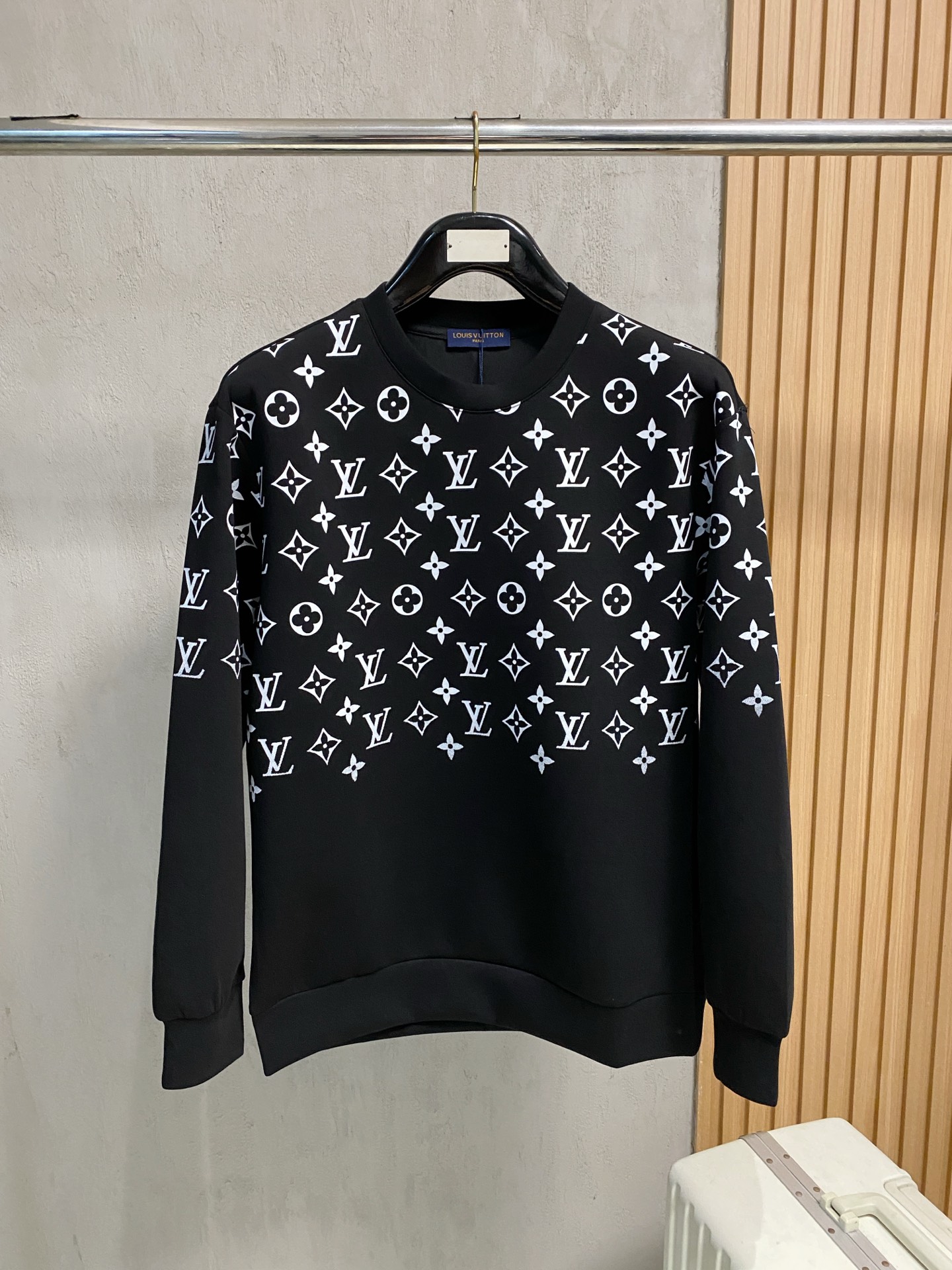 NO:540168,LV autumn and winter men's letter logo pullover space cotton sweatshirt classic OS style, simple without losing style. Daily sports and leisure business without pressure... Customer-supplied space knitted cotton, made through mini knitted three-dimensional process, the inner scales are neat, the texture is super strong, breathable and comfortable, the details and touch are invincible, the first choice for single wear! Color white/black Size XS/S/M/L,,louis vuitton,hoodie,sweatshirts,alexander wang19860909LV 秋冬男士字母标识套头太空棉卫衣 经典OS版型,简约而不失格调.日常运动休闲商务毫无压力... 客供太空针织棉,经由微型针织立体工艺过程制作,内里鳞甲般工整,质感超强,透气舒适,细节感和触感柔更是无敌,单穿内搭首选! 颜色白色/黑色 尺码XS/S/M/L,,louis vuitton,hoodie,sweatshirts,alexander wang,Men's clothing