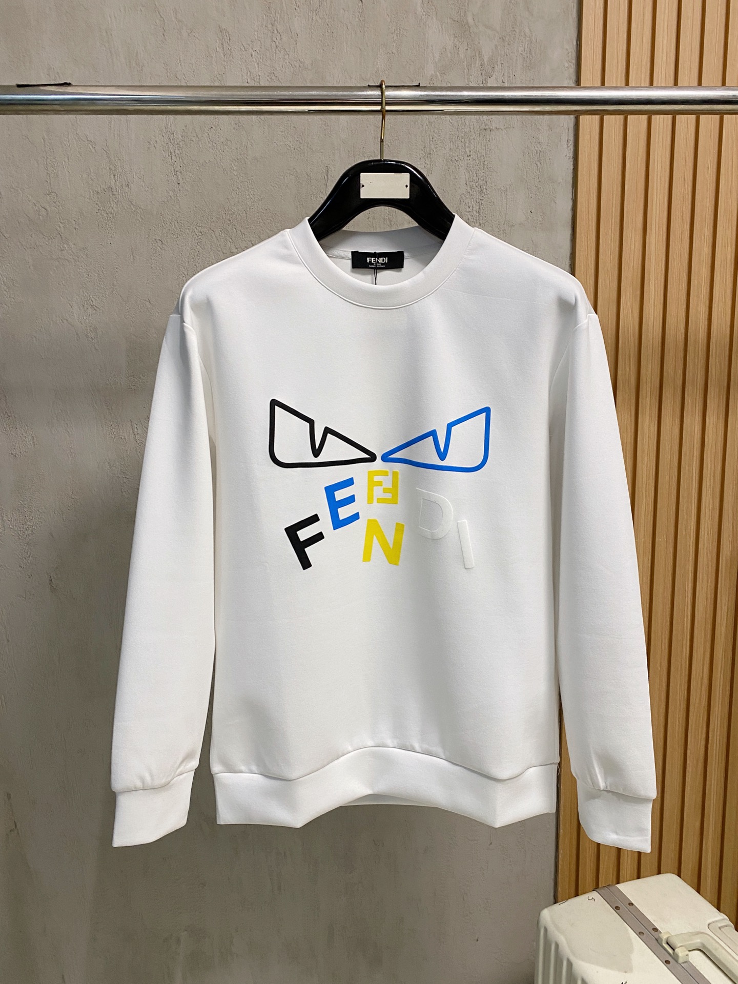 NO:564756,Fendi 2025 Autumn and Winter Men's Letter Logo Pullover Space Cotton Sweatshirt Classic OS version, simple yet stylish. Daily sports and leisure business without pressure...Customer-supplied space knitted cotton, made through a micro-knitting three-dimensional process, the inside is as neat as scales, super texture, breathable and comfortable, the details and soft touch are invincible, the first choice for wearing alone! Color White/Black  Size XS/S/M/L,,fendi,hoodie,sweatshirts,alexander wang19860909芬迪 2025秋冬男士字母标识套头太空棉卫衣 经典OS版型,简约而不失格调.日常运动休闲商务毫无压力... 客供太空针织棉,经由微型针织立体工艺过程制作,内里鳞甲般工整,质感超强,透气舒适,细节感和触感柔更是无敌,单穿内搭首选! 颜色白色/黑色 尺码XS/S/M/L,,fendi,hoodie,sweatshirts,alexander wang,Men's clothing