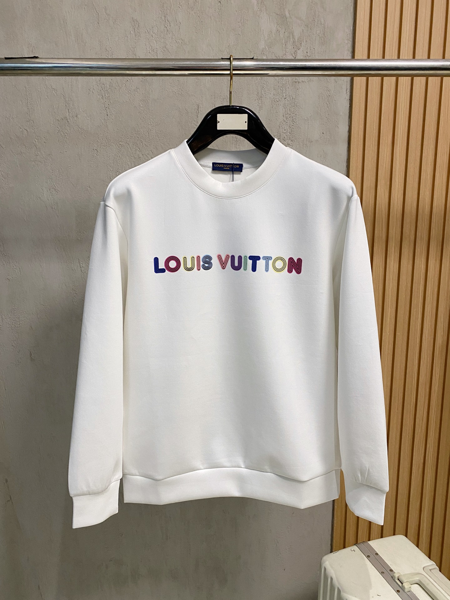 NO:564777,LV 2025 autumn and winter men's letter logo pullover space cotton sweatshirt. Classic OS version, simple yet stylish. Daily sports and leisure business without pressure...Customer-supplied space knitted cotton, made through micro-knitting three-dimensional process, the inside is as neat as scales, super texture, breathable and comfortable, the details and soft touch are invincible, the first choice for single wear and inner wear! Color white/black, size XS/S/M/L,, louis  vuitton,hoodie,sweatshirts,alexander wang19860909LV 2025秋冬男士字母标识套头太空棉卫衣 经典OS版型,简约而不失格调.日常运动休闲商务毫无压力... 客供太空针织棉,经由微型针织立体工艺过程制作,内里鳞甲般工整,质感超强,透气舒适,细节感和触感柔更是无敌,单穿内搭首选! 颜色白色/黑色 尺码XS/S/M/L,,louis vuitton,hoodie,sweatshirts,alexander wang,Men's clothing