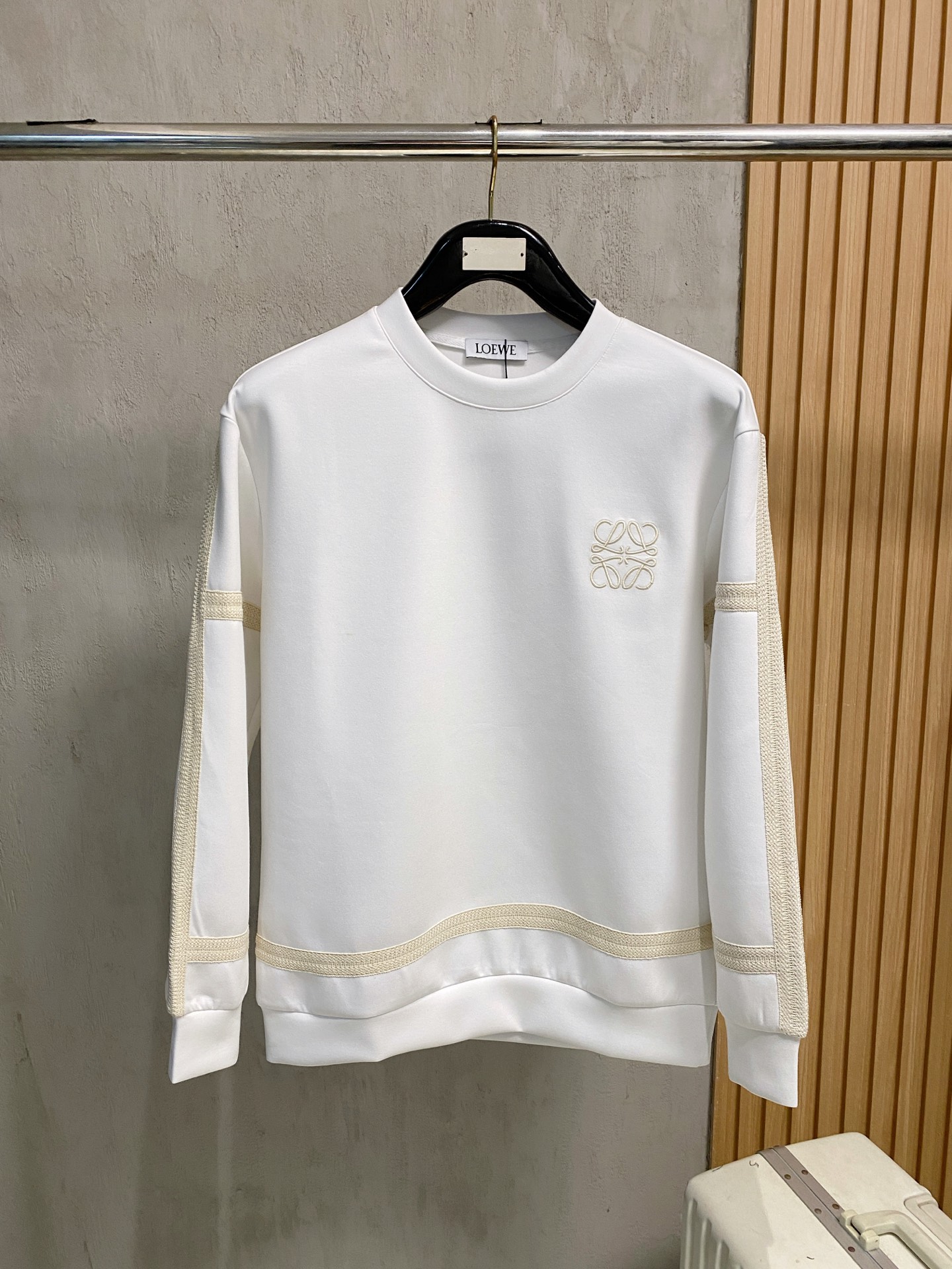 NO:564805,Loewe 2025 Autumn and Winter Men's Letter Logo Pullover Space Cotton Sweatshirt Classic OS version, simple yet stylish. Daily sports and leisure business without pressure...Customer-supplied space knitted cotton, made through a micro-knitting three-dimensional process, the inside is as neat as scales, super texture, breathable and comfortable, with an invincible sense of detail and soft touch. It is the first choice for single wear and inner wear! Color White/Black  Size XS/S/M/L,,loewe,hoodie,sweatshirts,alexander wang19860909罗意威 2025秋冬男士字母标识套头太空棉卫衣 经典OS版型,简约而不失格调.日常运动休闲商务毫无压力... 客供太空针织棉,经由微型针织立体工艺过程制作,内里鳞甲般工整,质感超强,透气舒适,细节感和触感柔更是无敌,单穿内搭首选! 颜色白色/黑色 尺码XS/S/M/L,,loewe,hoodie,sweatshirts,alexander wang,Men's clothing