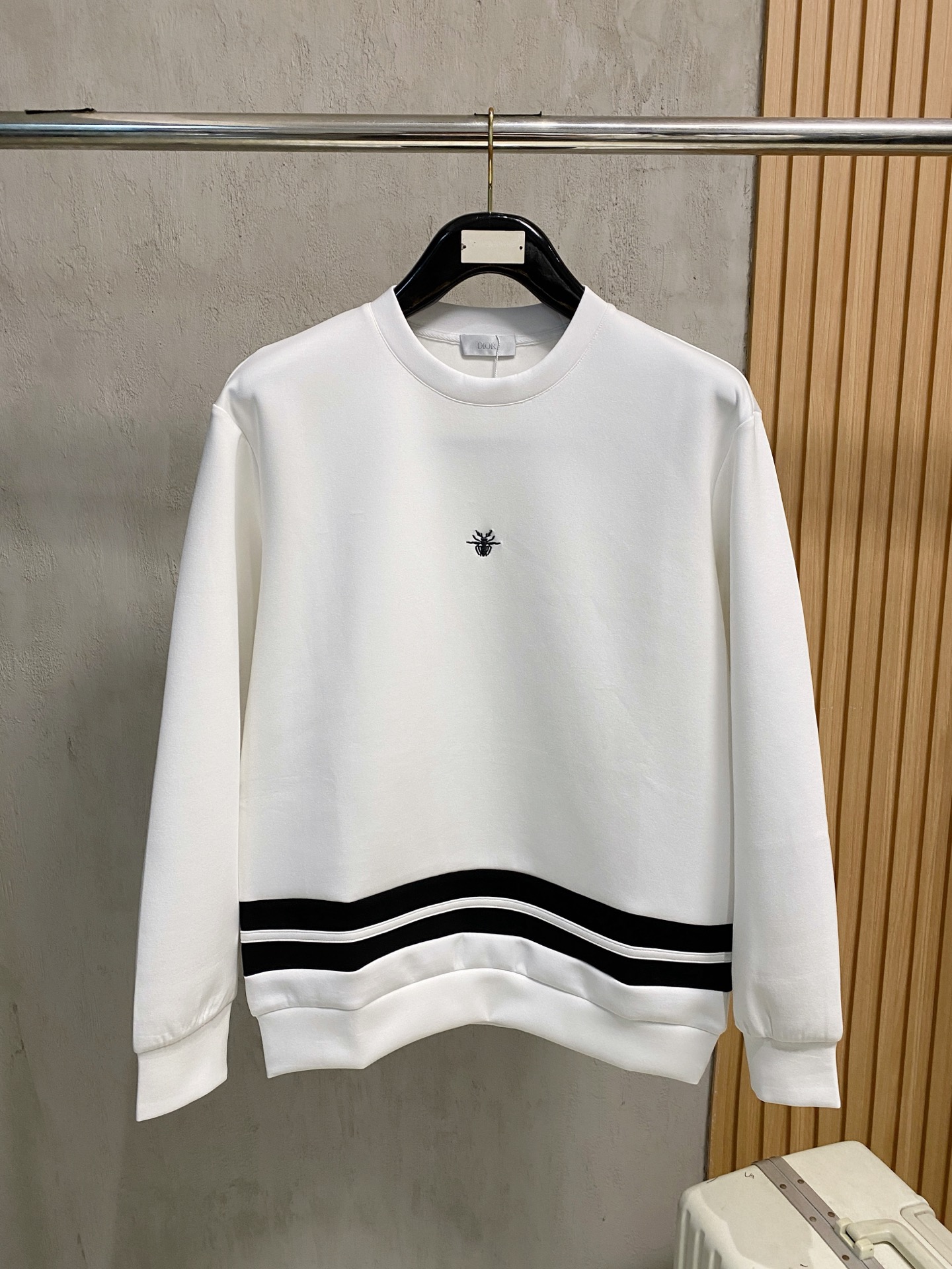 NO:564772,Dior 2025 Autumn and Winter Men's Letter Logo Pullover Space Cotton Sweatshirt Classic OS version, simple yet stylish. No pressure for daily sports, leisure and business...Customer-supplied space knitted cotton, made through a micro-knitting three-dimensional process, the inside is as neat as scales, has a super texture, is breathable and comfortable, and has an invincible sense of detail and soft touch. It is the first choice for wearing alone! Color White/Black  Size XS/S/M/L,,dior,hoodie,sweatshirts,alexander wang19860909迪奥 2025秋冬男士字母标识套头太空棉卫衣 经典OS版型,简约而不失格调.日常运动休闲商务毫无压力... 客供太空针织棉,经由微型针织立体工艺过程制作,内里鳞甲般工整,质感超强,透气舒适,细节感和触感柔更是无敌,单穿内搭首选! 颜色白色/黑色 尺码XS/S/M/L,,dior,hoodie,sweatshirts,alexander wang,Men's clothing