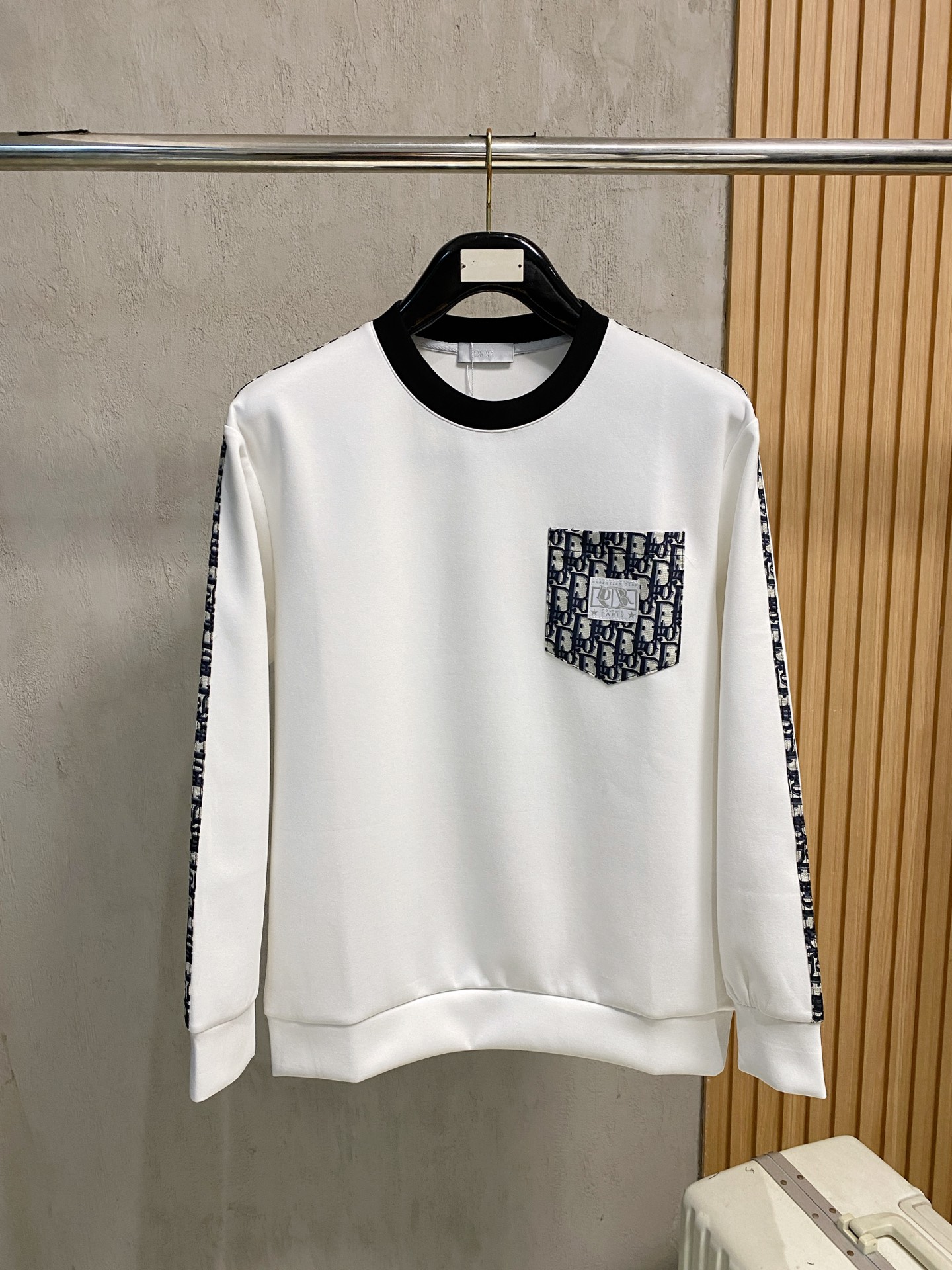 NO:564786,Dior 2025 Autumn and Winter Men's Letter Logo Pullover Space Cotton Sweatshirt Classic OS version, simple yet stylish. No pressure for daily sports, leisure and business...Customer-supplied space knitted cotton, made through a micro-knitting three-dimensional process, the inside is as neat as scales, has a super texture, is breathable and comfortable, and has an invincible sense of detail and soft touch. It is the first choice for wearing alone! Color White/Black  Size XS/S/M/L,,dior,hoodie,sweatshirts,alexander wang19860909迪奥 2025秋冬男士字母标识套头太空棉卫衣 经典OS版型,简约而不失格调.日常运动休闲商务毫无压力... 客供太空针织棉,经由微型针织立体工艺过程制作,内里鳞甲般工整,质感超强,透气舒适,细节感和触感柔更是无敌,单穿内搭首选! 颜色白色/黑色 尺码XS/S/M/L,,dior,hoodie,sweatshirts,alexander wang,Men's clothing