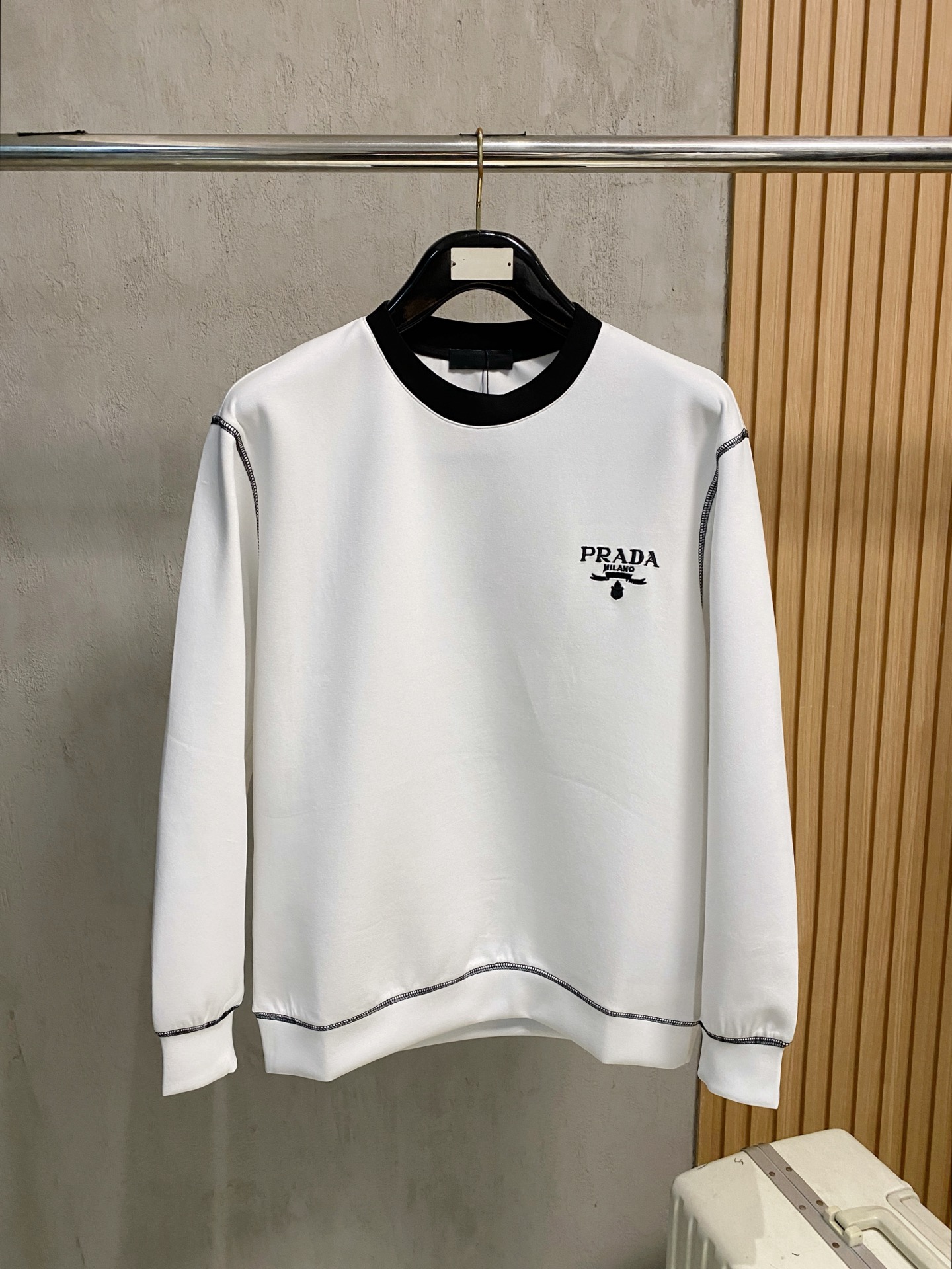 NO:564791,Prada 2025 Autumn and Winter Men's Letter Logo Pullover Space Cotton Sweatshirt Classic OS version, simple yet stylish. No pressure for daily sports, leisure and business...Customer-supplied space knitted cotton, made through a micro-knitting three-dimensional process. The inside is as neat as scales, with super texture, breathable and comfortable, and an invincible sense of detail and soft touch. It is the first choice for wearing alone! Color White/Black  Size XS/S/M/L,,prada,hoodie,sweatshirts,alexander wang19860909普拉达 2025秋冬男士字母标识套头太空棉卫衣 经典OS版型,简约而不失格调.日常运动休闲商务毫无压力... 客供太空针织棉,经由微型针织立体工艺过程制作,内里鳞甲般工整,质感超强,透气舒适,细节感和触感柔更是无敌,单穿内搭首选! 颜色白色/黑色 尺码XS/S/M/L,,prada,hoodie,sweatshirts,alexander wang,Men's clothing