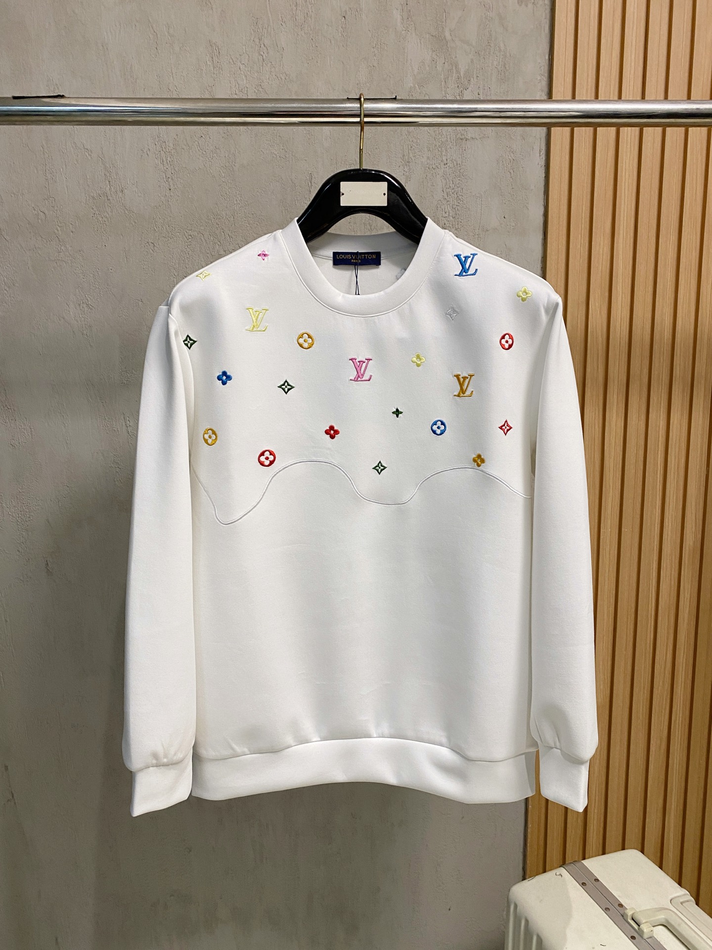 NO:564784,LV 2025 autumn and winter men's letter logo pullover space cotton sweatshirt. Classic OS version, simple yet stylish. Daily sports and leisure business without pressure...Customer-supplied space knitted cotton, made through micro-knitting three-dimensional process, the inside is as neat as scales, super texture, breathable and comfortable, the details and soft touch are invincible, the first choice for single wear and inner wear! Color white/black, size XS/S/M/L,, louis  vuitton,hoodie,sweatshirts,alexander wang19860909LV 2025秋冬男士字母标识套头太空棉卫衣 经典OS版型,简约而不失格调.日常运动休闲商务毫无压力... 客供太空针织棉,经由微型针织立体工艺过程制作,内里鳞甲般工整,质感超强,透气舒适,细节感和触感柔更是无敌,单穿内搭首选! 颜色白色/黑色 尺码XS/S/M/L,,louis vuitton,hoodie,sweatshirts,alexander wang,Men's clothing