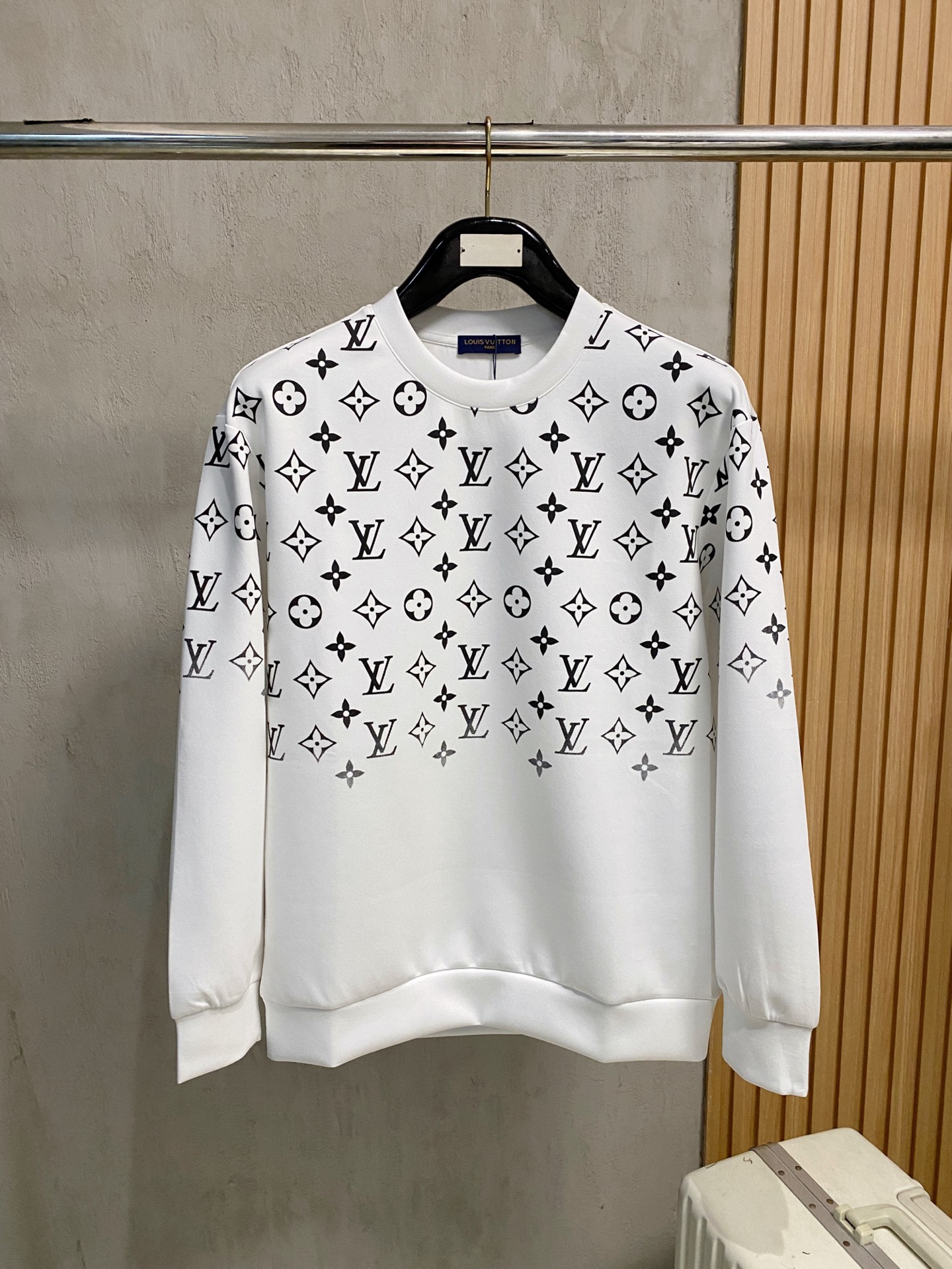 NO:564815,LV 2025 autumn and winter men's letter logo pullover space cotton sweatshirt. Classic OS version, simple yet stylish. Daily sports and leisure business without pressure...Customer-supplied space knitted cotton, made through micro-knitting three-dimensional process, the inside is as neat as scales, super texture, breathable and comfortable, the details and soft touch are invincible, the first choice for single wear and inner wear! Color white/black, size XS/S/M/L,, louis  vuitton,hoodie,sweatshirts,alexander wang19860909LV 2025秋冬男士字母标识套头太空棉卫衣 经典OS版型,简约而不失格调.日常运动休闲商务毫无压力... 客供太空针织棉,经由微型针织立体工艺过程制作,内里鳞甲般工整,质感超强,透气舒适,细节感和触感柔更是无敌,单穿内搭首选! 颜色白色/黑色 尺码XS/S/M/L,,louis vuitton,hoodie,sweatshirts,alexander wang,Men's clothing