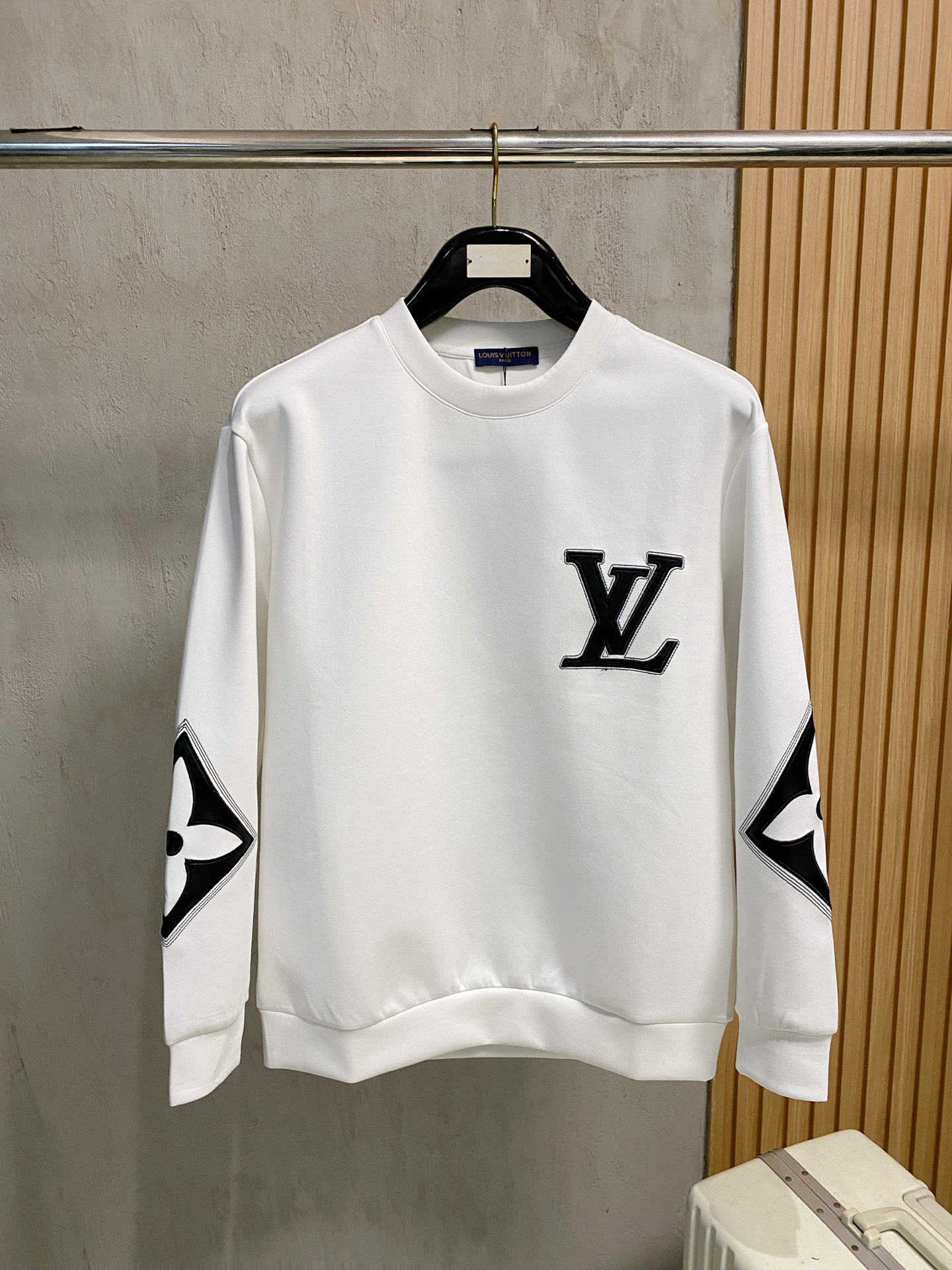 NO:564801,LV 2025 autumn and winter men's letter logo pullover space cotton sweatshirt. Classic OS version, simple yet stylish. Daily sports and leisure business without pressure...Customer-supplied space knitted cotton, made through micro-knitting three-dimensional process, the inside is as neat as scales, super texture, breathable and comfortable, the details and soft touch are invincible, the first choice for single wear and inner wear! Color white/black, size XS/S/M/L,, louis  vuitton,hoodie,sweatshirts,alexander wang19860909LV 2025秋冬男士字母标识套头太空棉卫衣 经典OS版型,简约而不失格调.日常运动休闲商务毫无压力... 客供太空针织棉,经由微型针织立体工艺过程制作,内里鳞甲般工整,质感超强,透气舒适,细节感和触感柔更是无敌,单穿内搭首选! 颜色白色/黑色 尺码XS/S/M/L,,louis vuitton,hoodie,sweatshirts,alexander wang,Men's clothing