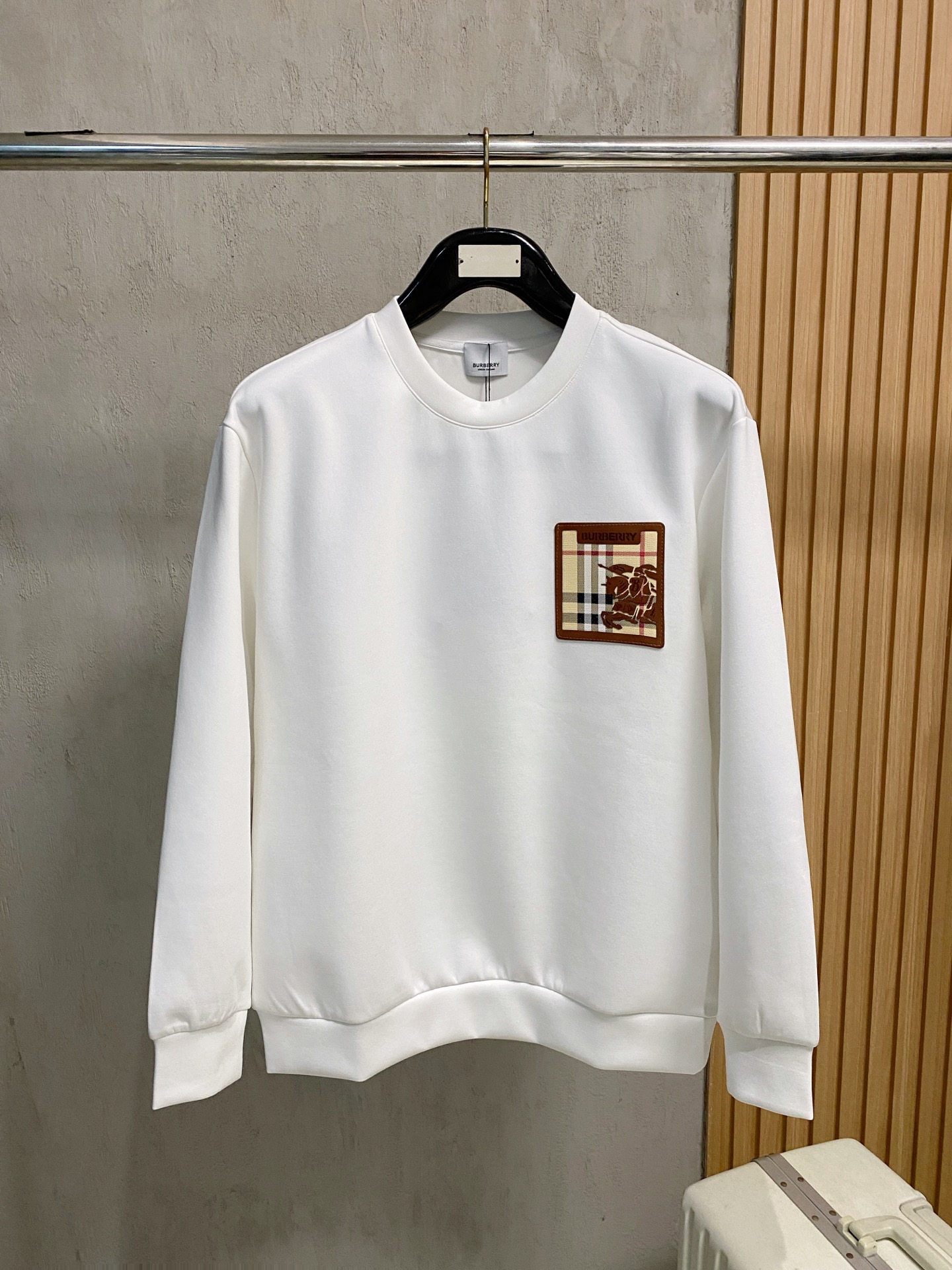 NO:564779,Burberry 2025 Autumn and Winter Men's Letter Logo Pullover Space Cotton Sweatshirt Classic OS version, simple yet stylish. Daily sports and leisure business without pressure...Customer-supplied space knitted cotton, made through a micro-knitting three-dimensional process, the inside is as neat as scales, super texture, breathable and comfortable, the details and soft touch are invincible, the first choice for wearing alone! Color White/Black  Size XS/S/M/L,,burberry,hoodie,sweatshirts,alexander wang19860909巴宝莉 2025秋冬男士字母标识套头太空棉卫衣 经典OS版型,简约而不失格调.日常运动休闲商务毫无压力... 客供太空针织棉,经由微型针织立体工艺过程制作,内里鳞甲般工整,质感超强,透气舒适,细节感和触感柔更是无敌,单穿内搭首选! 颜色白色/黑色 尺码XS/S/M/L,,burberry,hoodie,sweatshirts,alexander wang,Men's clothing