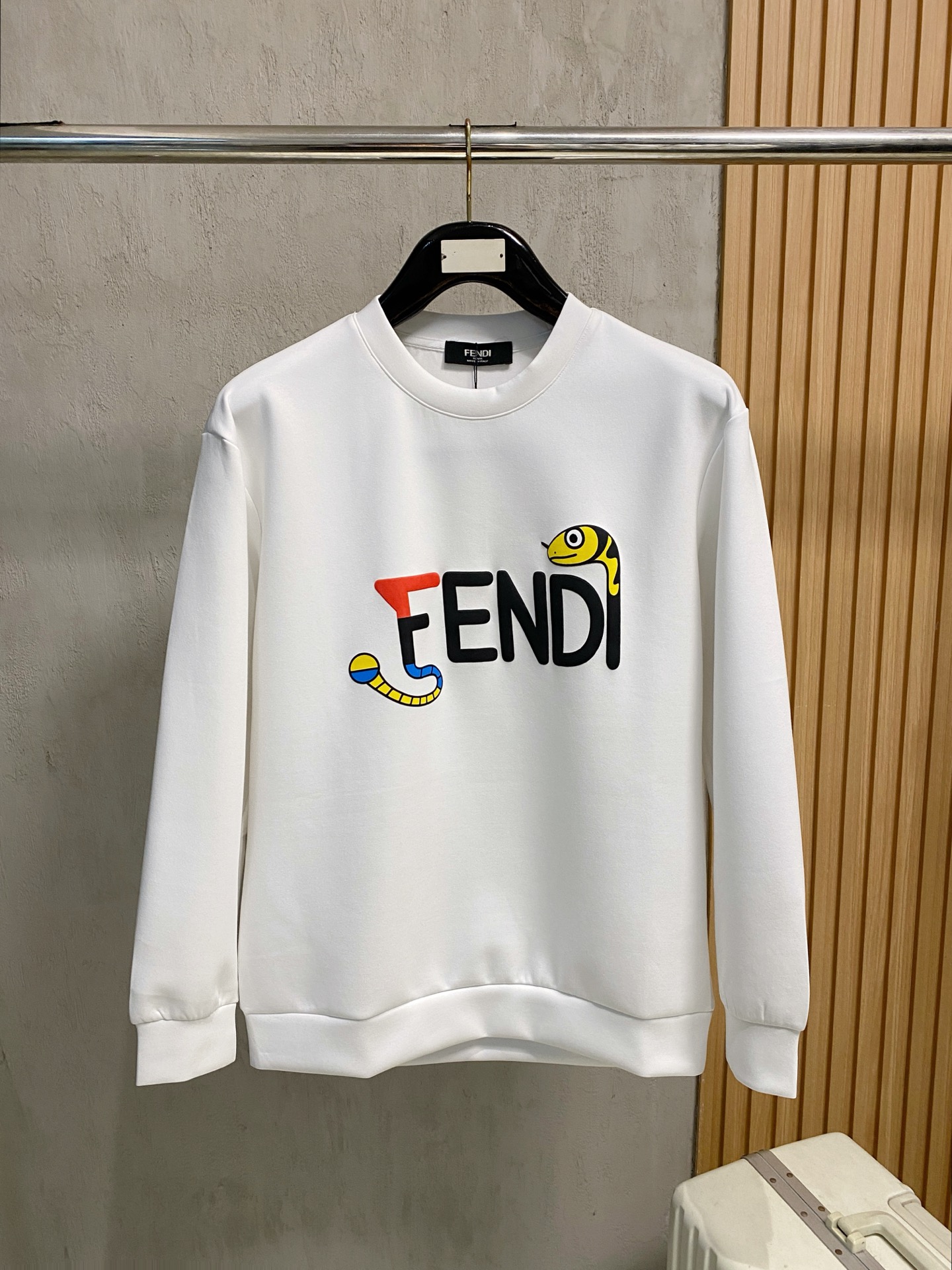 NO:566557,Fendi 2025 Autumn and Winter Men's Letter Logo Pullover Space Cotton Sweatshirt Classic OS version, simple yet stylish. Daily sports and leisure business without pressure...Customer-supplied space knitted cotton, made through a micro-knitting three-dimensional process, the inside is as neat as scales, super texture, breathable and comfortable, the details and soft touch are invincible, the first choice for wearing alone! Color White/Black  Size XS/S/M/L,,fendi,hoodie,sweatshirts,alexander wang19860909芬迪 2025秋冬男士字母标识套头太空棉卫衣 经典OS版型,简约而不失格调.日常运动休闲商务毫无压力... 客供太空针织棉,经由微型针织立体工艺过程制作,内里鳞甲般工整,质感超强,透气舒适,细节感和触感柔更是无敌,单穿内搭首选! 颜色白色/黑色 尺码XS/S/M/L,,fendi,hoodie,sweatshirts,alexander wang,Men's clothing