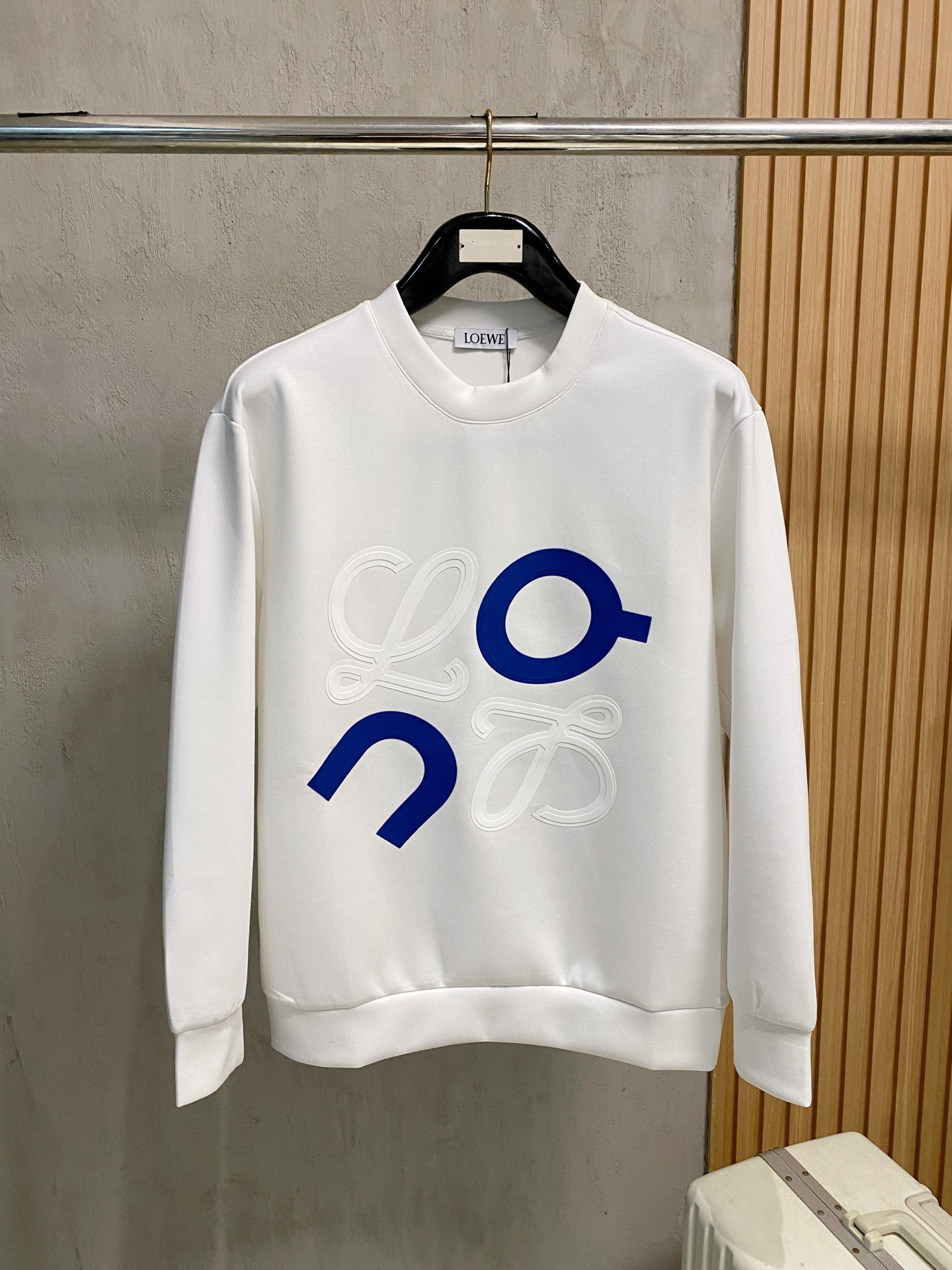 NO:564723,Loewe 2025 Autumn and Winter Men's Letter Logo Pullover Space Cotton Sweatshirt Classic OS version, simple yet stylish. Daily sports and leisure business without pressure...Customer-supplied space knitted cotton, made through a micro-knitting three-dimensional process, the inside is as neat as scales, super texture, breathable and comfortable, the details and soft touch are invincible, the first choice for wearing alone! Color White/Black  Size XS/S/M/L,,loewe,hoodie,sweatshirts,alexander wang19860909罗意威 2025秋冬男士字母标识套头太空棉卫衣 经典OS版型,简约而不失格调.日常运动休闲商务毫无压力... 客供太空针织棉,经由微型针织立体工艺过程制作,内里鳞甲般工整,质感超强,透气舒适,细节感和触感柔更是无敌,单穿内搭首选! 颜色白色/黑色 尺码XS/S/M/L,,loewe,hoodie,sweatshirts,alexander wang,Men's clothing