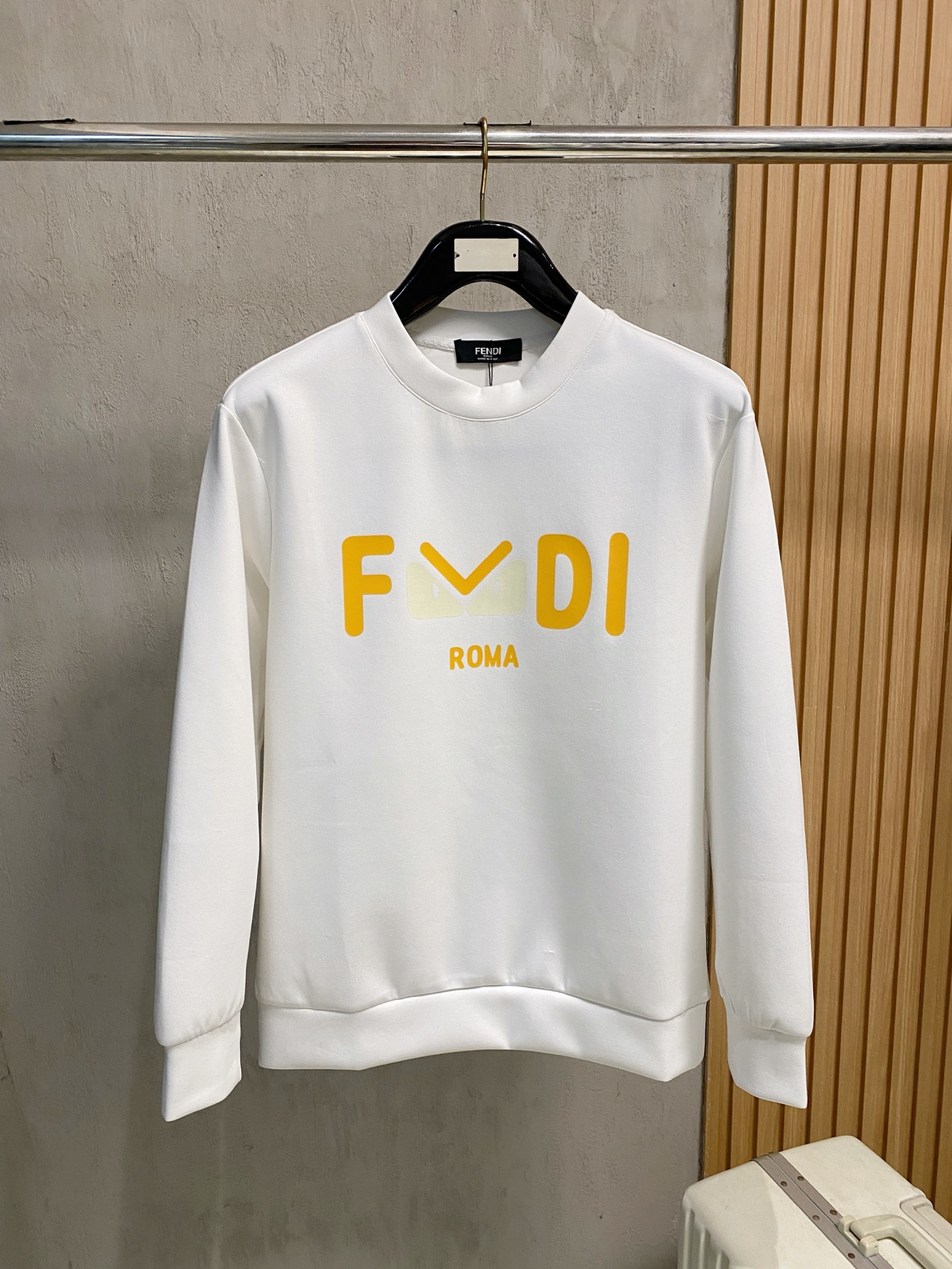 NO:564738,Fendi 2025 Autumn and Winter Men's Letter Logo Pullover Space Cotton Sweatshirt Classic OS version, simple yet stylish. Daily sports and leisure business without pressure...Customer-supplied space knitted cotton, made through a micro-knitting three-dimensional process, the inside is as neat as scales, super texture, breathable and comfortable, the details and soft touch are invincible, the first choice for wearing alone! Color White/Black  Size XS/S/M/L,,fendi,hoodie,sweatshirts,alexander wang19860909芬迪 2025秋冬男士字母标识套头太空棉卫衣 经典OS版型,简约而不失格调.日常运动休闲商务毫无压力... 客供太空针织棉,经由微型针织立体工艺过程制作,内里鳞甲般工整,质感超强,透气舒适,细节感和触感柔更是无敌,单穿内搭首选! 颜色白色/黑色 尺码XS/S/M/L,,fendi,hoodie,sweatshirts,alexander wang,Men's clothing