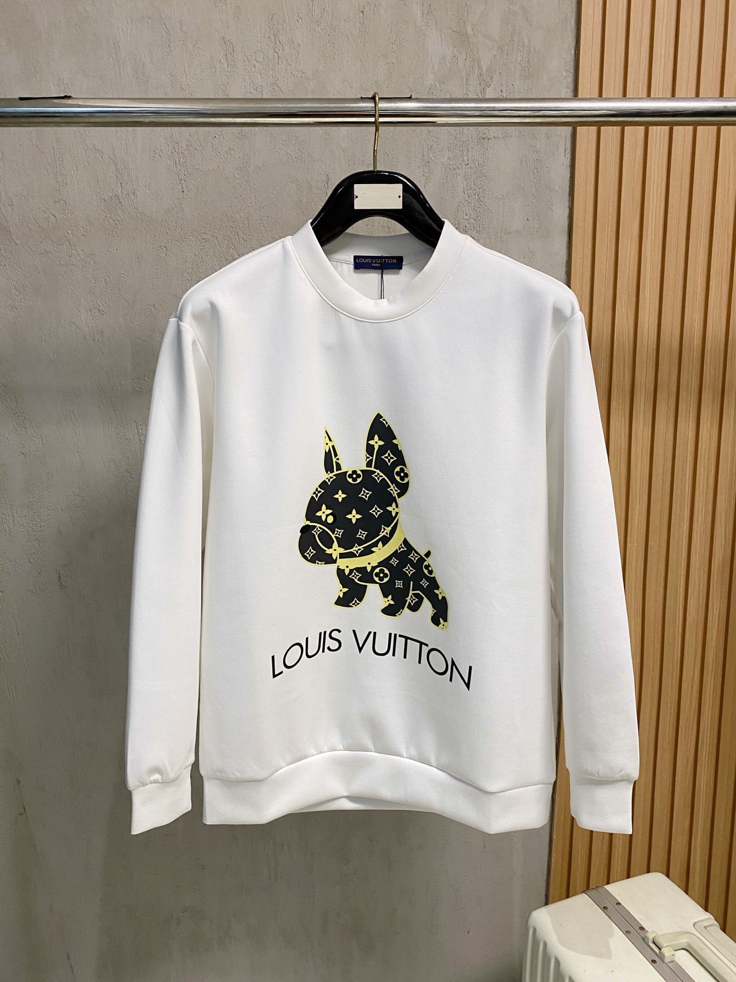 NO:564771,LV 2025 autumn and winter men's letter logo pullover space cotton sweatshirt. Classic OS version, simple yet stylish. Daily sports and leisure business without pressure...Customer-supplied space knitted cotton, made through micro-knitting three-dimensional process, the inside is as neat as scales, super texture, breathable and comfortable, the details and soft touch are invincible, the first choice for single wear and inner wear! Color white/black, size XS/S/M/L,, louis  vuitton,hoodie,sweatshirts,alexander wang19860909LV 2025秋冬男士字母标识套头太空棉卫衣 经典OS版型,简约而不失格调.日常运动休闲商务毫无压力... 客供太空针织棉,经由微型针织立体工艺过程制作,内里鳞甲般工整,质感超强,透气舒适,细节感和触感柔更是无敌,单穿内搭首选! 颜色白色/黑色 尺码XS/S/M/L,,louis vuitton,hoodie,sweatshirts,alexander wang,Men's clothing