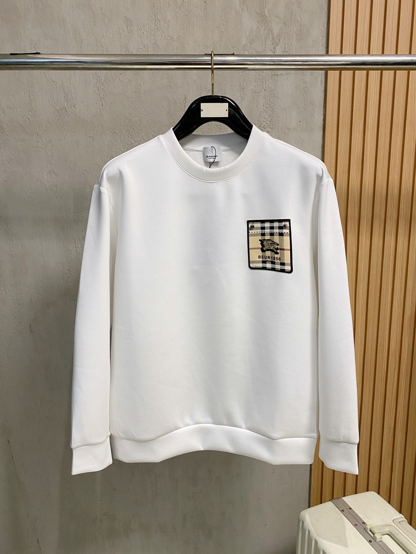 NO:540198,Burberry autumn and winter men's letter logo pullover space cotton sweatshirt classic OS style, simple without losing style. Daily sports and casual business without any pressure... Customer-supplied space knitted cotton, made through mini knitted three-dimensional process, the inner scales are neat, the texture is super strong, breathable and comfortable, the details and touch are invincible, the first choice for single wear! Color white/black Size XS/S/M/L,,burberry,hoodie,sweatshirts,alexander wang19860909巴宝莉 秋冬男士字母标识套头太空棉卫衣 经典OS版型,简约而不失格调.日常运动休闲商务毫无压力... 客供太空针织棉,经由微型针织立体工艺过程制作,内里鳞甲般工整,质感超强,透气舒适,细节感和触感柔更是无敌,单穿内搭首选! 颜色白色/黑色 尺码XS/S/M/L,,burberry,hoodie,sweatshirts,alexander wang,Men's clothing