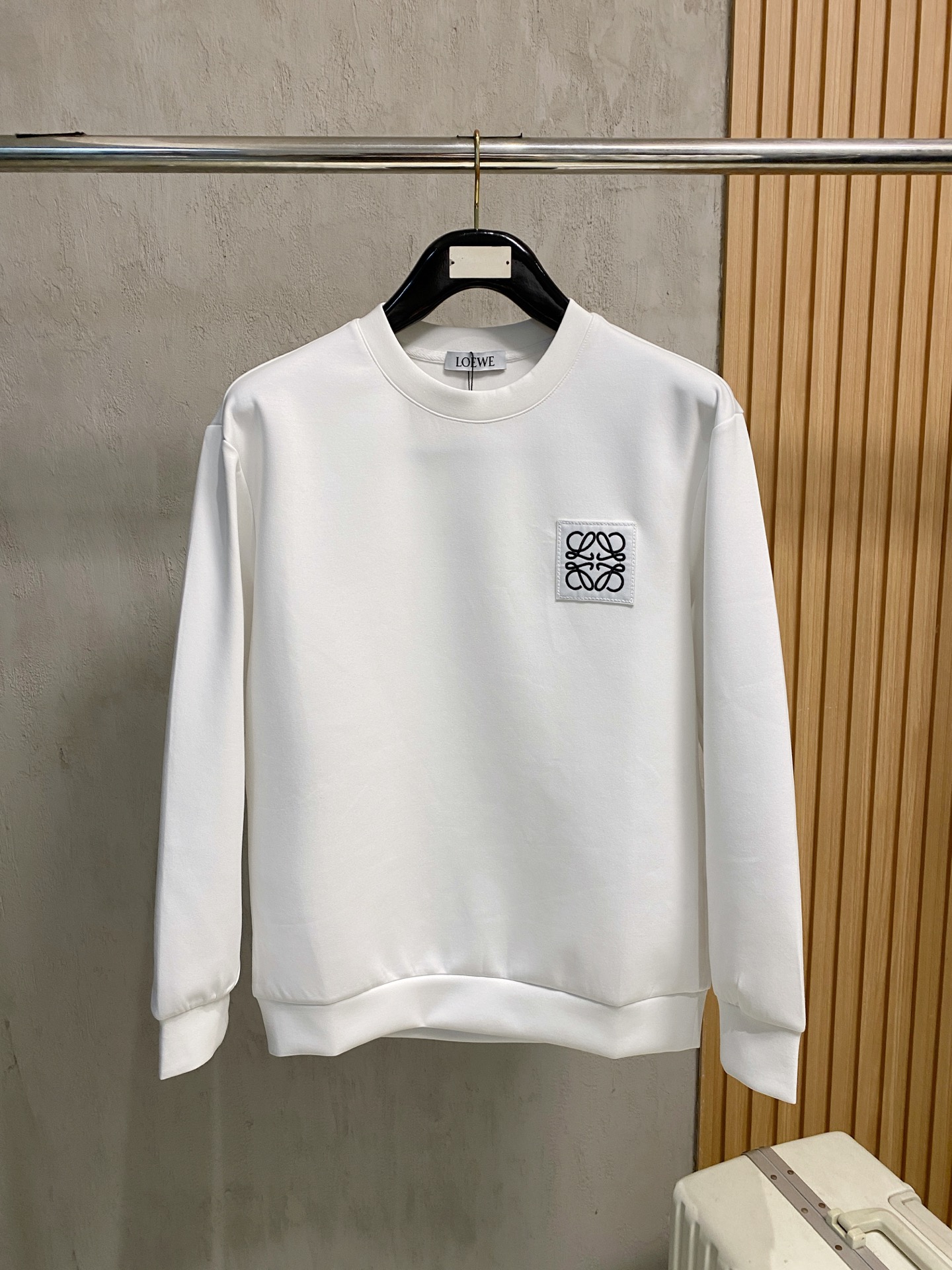 NO:540205,Luo Yiwei Men's letter logo pullover space cotton sweatshirt classic OS style, simple without losing style. Daily sports and leisure business without pressure... Customer-supplied space knitted cotton, made through mini knitted three-dimensional process, the inner scales are neat, the texture is super strong, breathable and comfortable, the detail and touch are invincible, the first choice for single wear! Color white/black Size XS/S/M/L,,loewe,hoodie,sweatshirts,alexander wang19860909罗意威 秋冬男士字母标识套头太空棉卫衣 经典OS版型,简约而不失格调.日常运动休闲商务毫无压力... 客供太空针织棉,经由微型针织立体工艺过程制作,内里鳞甲般工整,质感超强,透气舒适,细节感和触感柔更是无敌,单穿内搭首选! 颜色白色/黑色 尺码XS/S/M/L,,loewe,hoodie,sweatshirts,alexander wang,Men's clothing