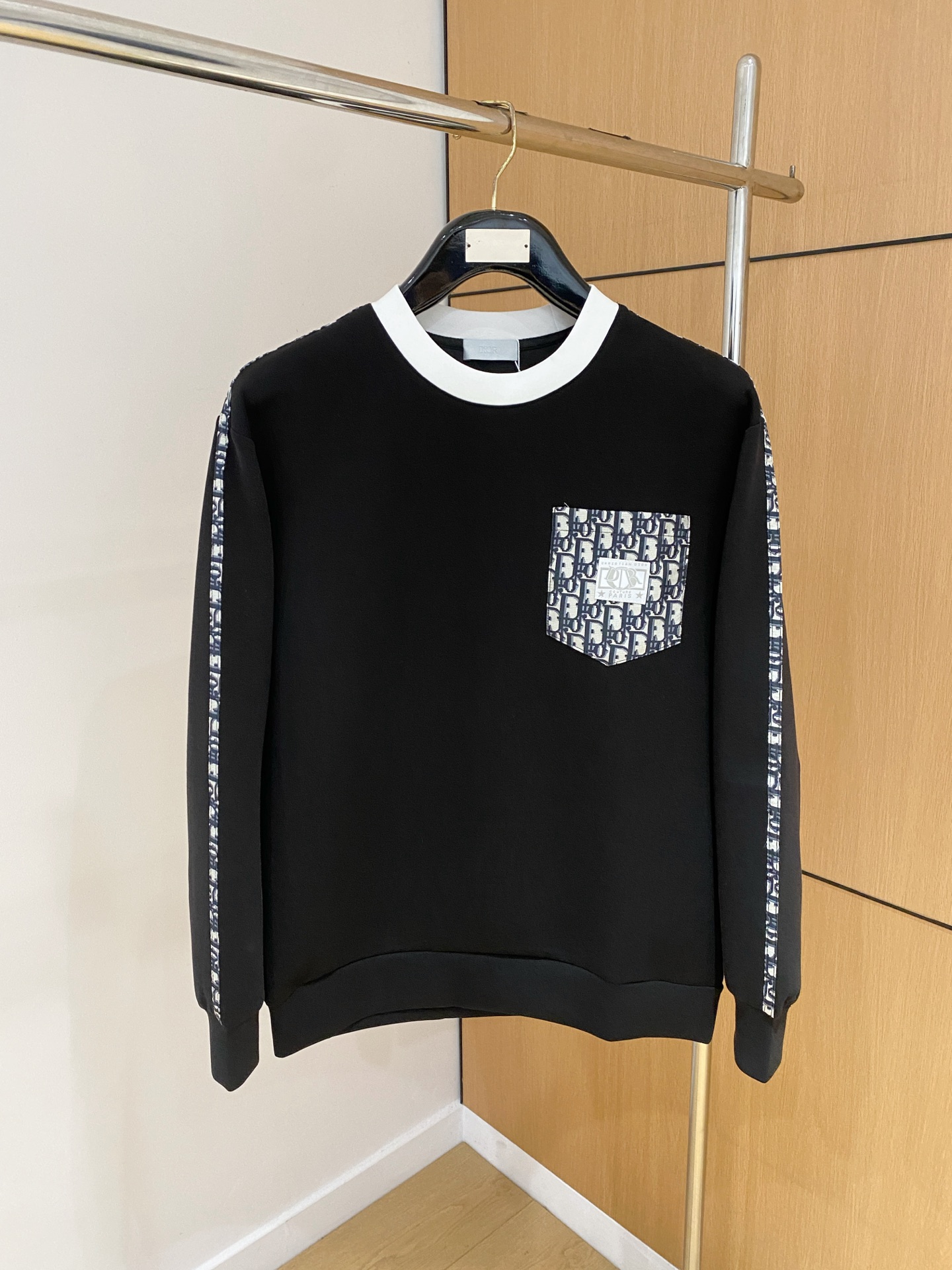 NO:628517,Dior 2025 Autumn and Winter Men's Letter Logo Pullover Space Cotton Sweatshirt Classic OS version, simple yet stylish. No pressure for daily sports, leisure and business...Customer-supplied space knitted cotton, made through a micro-knitting three-dimensional process, the inside is as neat as scales, has a super texture, is breathable and comfortable, and has an invincible sense of detail and soft touch. It is the first choice for wearing alone! Color White/Black  尺码XS/S/M/L,,dior,hoodie,sweatshirts,alexander wang19860909迪奥 2025秋冬男士字母标识套头太空棉卫衣 经典OS版型,简约而不失格调.日常运动休闲商务毫无压力... 客供太空针织棉,经由微型针织立体工艺过程制作,内里鳞甲般工整,质感超强,透气舒适,细节感和触感柔更是无敌,单穿内搭首选! 颜色白色/黑色 尺码XS/S/M/L,,dior,hoodie,sweatshirts,alexander wang,Men's clothing