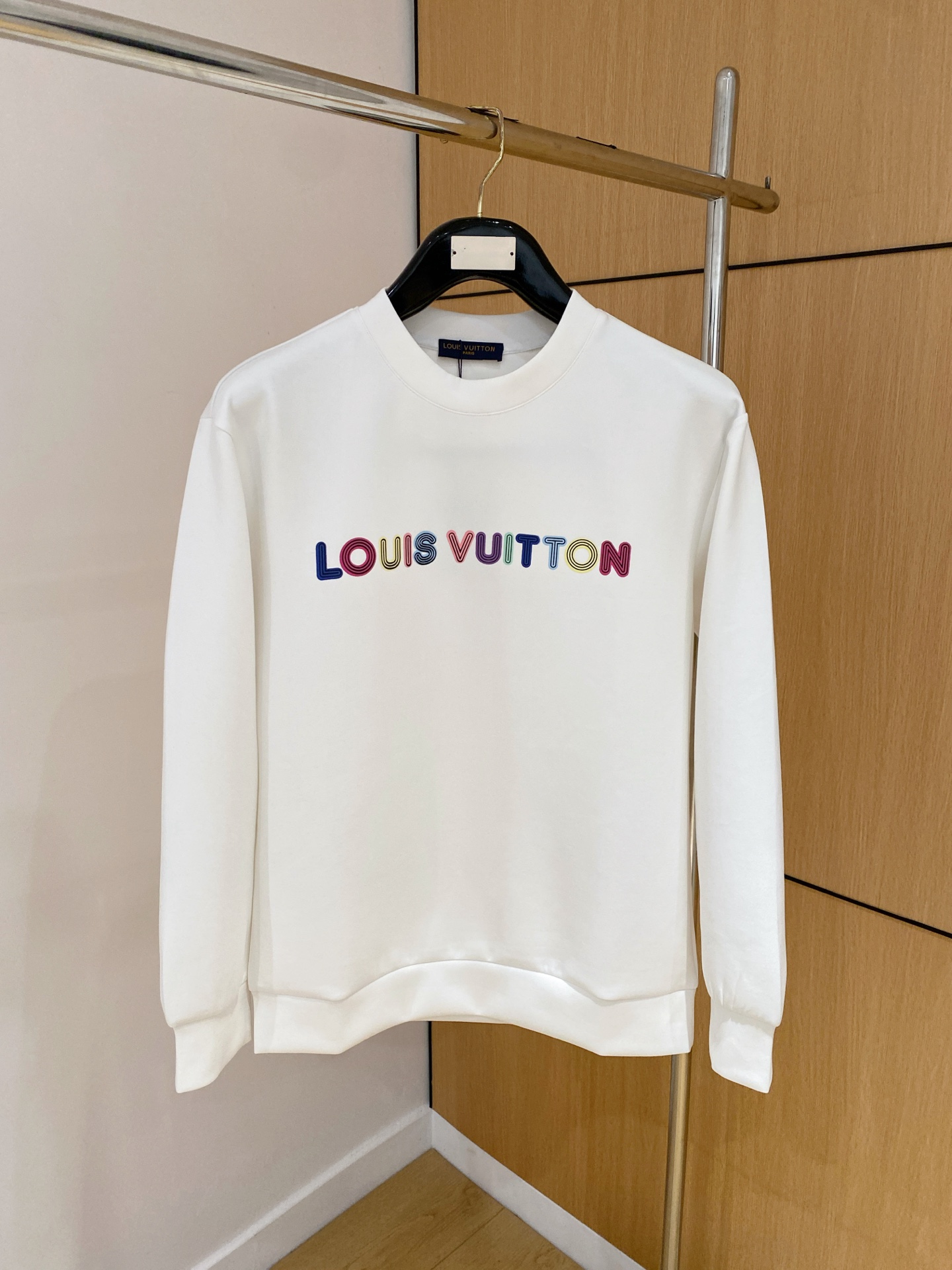 NO:628471,LV 2025 autumn and winter men's letter logo pullover space cotton sweatshirt. Classic OS version, simple yet stylish. Daily sports and leisure business without pressure...Customer-supplied space knitted cotton, made through micro-knitting three-dimensional process, the inside is as neat as scales, super texture, breathable and comfortable, the details and soft touch are invincible, the first choice for single wear and inner wear! Color white/black, size XS/S/M/L,, louis  vuitton,hoodie,sweatshirts,alexander wang19860909LV 2025秋冬男士字母标识套头太空棉卫衣 经典OS版型,简约而不失格调.日常运动休闲商务毫无压力... 客供太空针织棉,经由微型针织立体工艺过程制作,内里鳞甲般工整,质感超强,透气舒适,细节感和触感柔更是无敌,单穿内搭首选! 颜色白色/黑色 尺码XS/S/M/L,,louis vuitton,hoodie,sweatshirts,alexander wang,Men's clothing