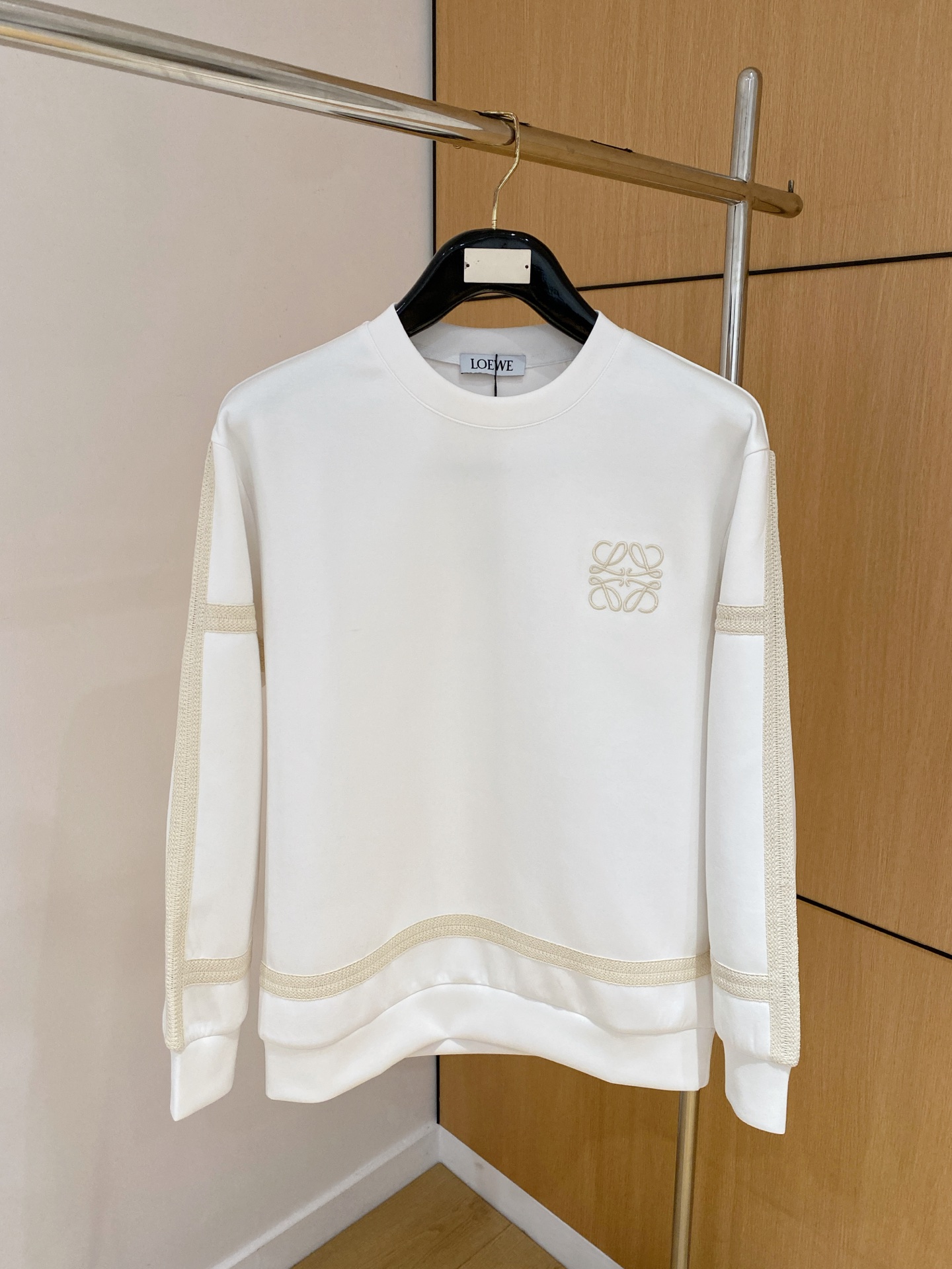 NO:628487,Loewe 2025 Autumn and Winter Men's Letter Logo Pullover Space Cotton Sweatshirt Classic OS version, simple yet stylish. Daily sports and leisure business without pressure...Customer-supplied space knitted cotton, made through a micro-knitting three-dimensional process, the inside is as neat as scales, super texture, breathable and comfortable, with an invincible sense of detail and soft touch. It is the first choice for single wear and inner wear! Color White/Black  Size XS/S/M/L,,loewe,hoodie,sweatshirts,alexander wang19860909罗意威 2025秋冬男士字母标识套头太空棉卫衣 经典OS版型,简约而不失格调.日常运动休闲商务毫无压力... 客供太空针织棉,经由微型针织立体工艺过程制作,内里鳞甲般工整,质感超强,透气舒适,细节感和触感柔更是无敌,单穿内搭首选! 颜色白色/黑色 尺码XS/S/M/L,,loewe,hoodie,sweatshirts,alexander wang,Men's clothing