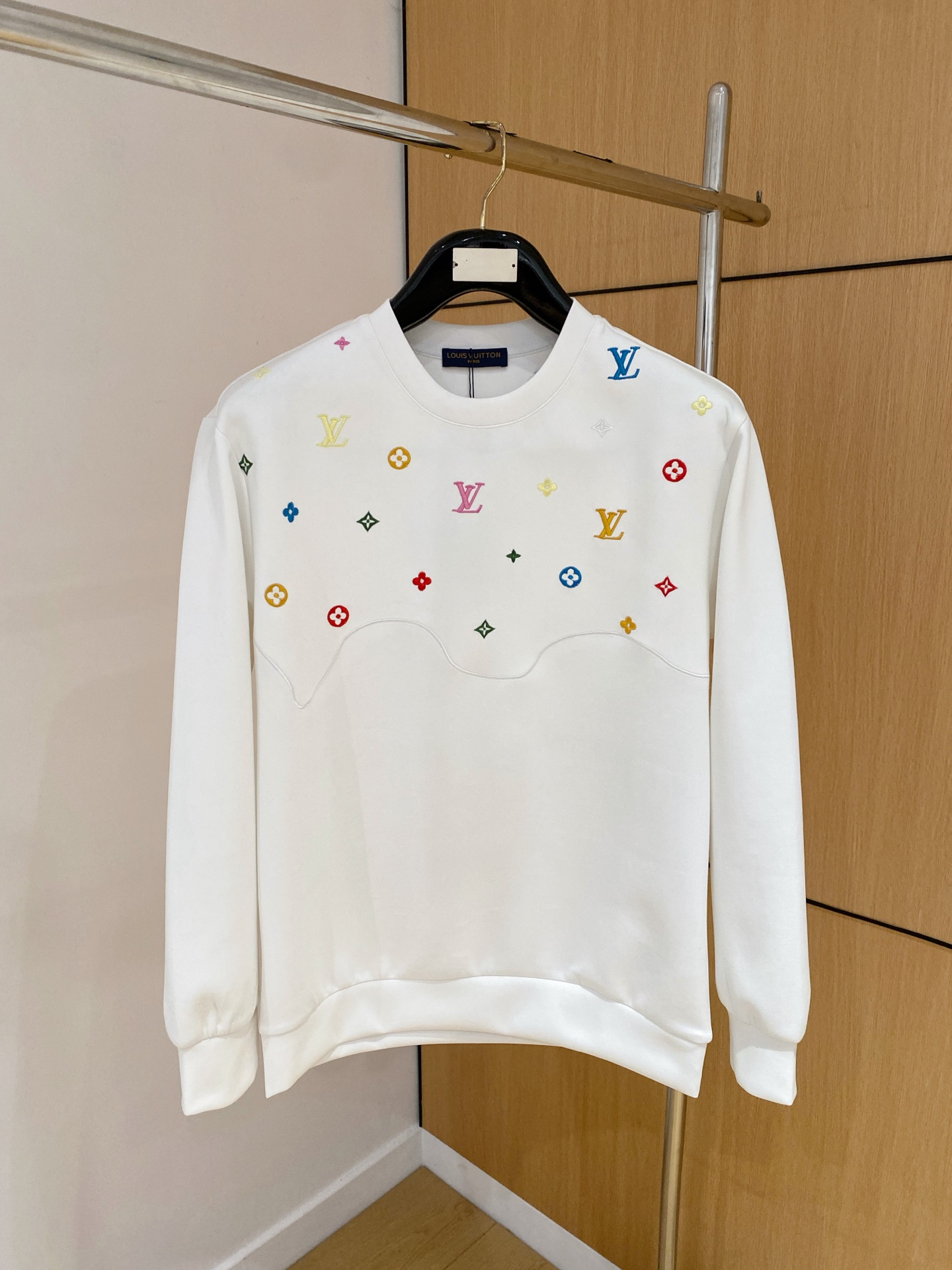 NO:628455,LV 2025 autumn and winter men's letter logo pullover space cotton sweatshirt. Classic OS version, simple yet stylish. Daily sports and leisure business without pressure...Customer-supplied space knitted cotton, made through micro-knitting three-dimensional process, the inside is as neat as scales, super texture, breathable and comfortable, the details and soft touch are invincible, the first choice for single wear and inner wear! Color white/black, size XS/S/M/L,, louis  vuitton,hoodie,sweatshirts,alexander wang19860909LV 2025秋冬男士字母标识套头太空棉卫衣 经典OS版型,简约而不失格调.日常运动休闲商务毫无压力... 客供太空针织棉,经由微型针织立体工艺过程制作,内里鳞甲般工整,质感超强,透气舒适,细节感和触感柔更是无敌,单穿内搭首选! 颜色白色/黑色 尺码XS/S/M/L,,louis vuitton,hoodie,sweatshirts,alexander wang,Men's clothing