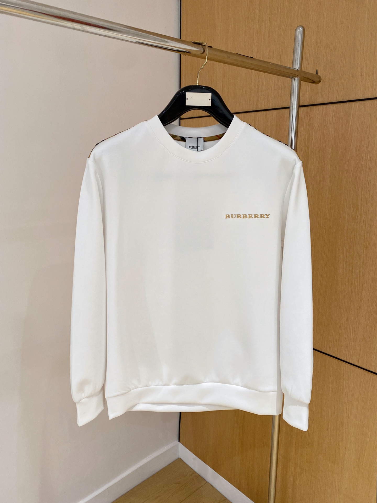 NO:628480,Burberry 2025 Autumn and Winter Men's Letter Logo Pullover Space Cotton Sweatshirt Classic OS version, simple yet stylish. Daily sports and leisure business without pressure...Customer-supplied space knitted cotton, made through a micro-knitting three-dimensional process, the inside is as neat as scales, super texture, breathable and comfortable, the details and soft touch are invincible, the first choice for wearing alone! Color White/Black  Size XS/S/M/L,,burberry,hoodie,sweatshirts,alexander wang19860909巴宝莉 2025秋冬男士字母标识套头太空棉卫衣 经典OS版型,简约而不失格调.日常运动休闲商务毫无压力... 客供太空针织棉,经由微型针织立体工艺过程制作,内里鳞甲般工整,质感超强,透气舒适,细节感和触感柔更是无敌,单穿内搭首选! 颜色白色/黑色 尺码XS/S/M/L,,burberry,hoodie,sweatshirts,alexander wang,Men's clothing