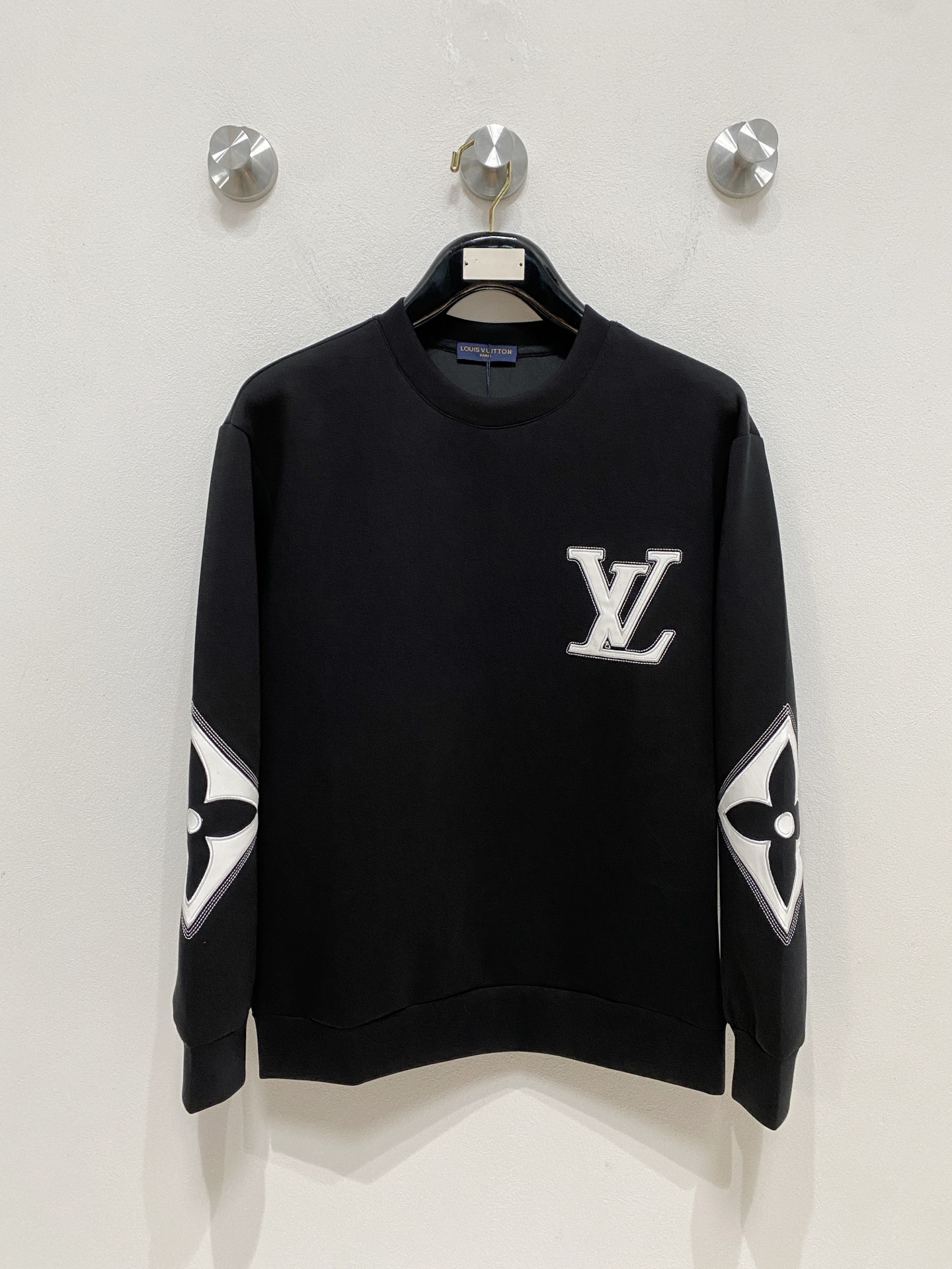 NO:571690,LV 2025 autumn and winter men's letter logo pullover space cotton sweatshirt. Classic OS version, simple yet stylish. Daily sports and leisure business without pressure...Customer-supplied space knitted cotton, made through micro-knitting three-dimensional process, the inside is as neat as scales, super texture, breathable and comfortable, the details and soft touch are invincible, the first choice for single wear and inner wear! Color white/black, size XS/S/M/L,, louis  vuitton,hoodie,sweatshirts,alexander wang19860909LV 2025秋冬男士字母标识套头太空棉卫衣 经典OS版型,简约而不失格调.日常运动休闲商务毫无压力... 客供太空针织棉,经由微型针织立体工艺过程制作,内里鳞甲般工整,质感超强,透气舒适,细节感和触感柔更是无敌,单穿内搭首选! 颜色白色/黑色 尺码XS/S/M/L,,louis vuitton,hoodie,sweatshirts,alexander wang,Men's clothing