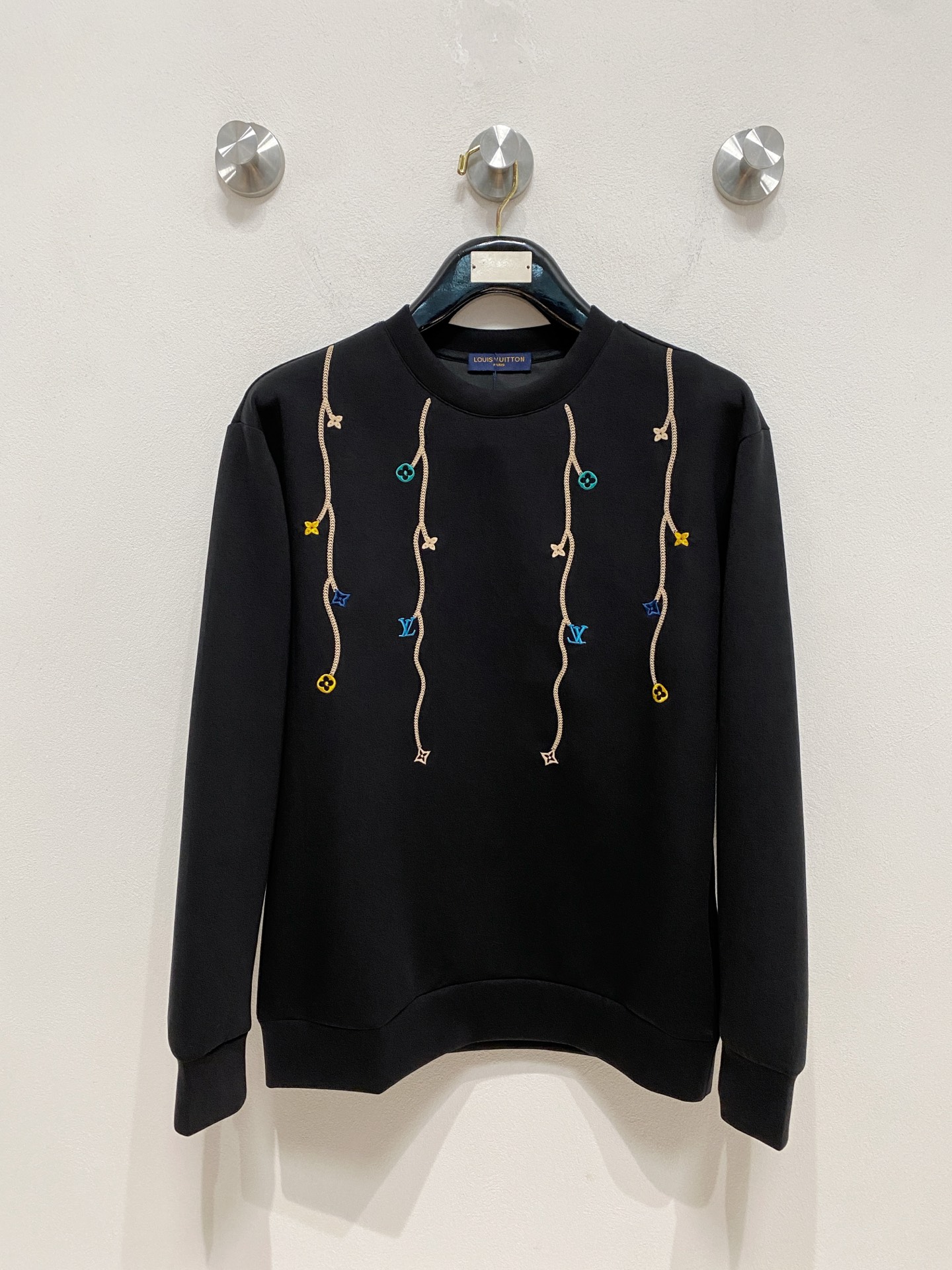 NO:570531,LV 2025 autumn and winter men's letter logo pullover space cotton sweatshirt. Classic OS version, simple yet stylish. Daily sports and leisure business without pressure...Customer-supplied space knitted cotton, made through micro-knitting three-dimensional process, the inside is as neat as scales, super texture, breathable and comfortable, the details and soft touch are invincible, the first choice for single wear and inner wear! Color white/black, size XS/S/M/L,, louis  vuitton,hoodie,sweatshirts,alexander wang19860909LV 2025秋冬男士字母标识套头太空棉卫衣 经典OS版型,简约而不失格调.日常运动休闲商务毫无压力... 客供太空针织棉,经由微型针织立体工艺过程制作,内里鳞甲般工整,质感超强,透气舒适,细节感和触感柔更是无敌,单穿内搭首选! 颜色白色/黑色 尺码XS/S/M/L,,louis vuitton,hoodie,sweatshirts,alexander wang,Men's clothing