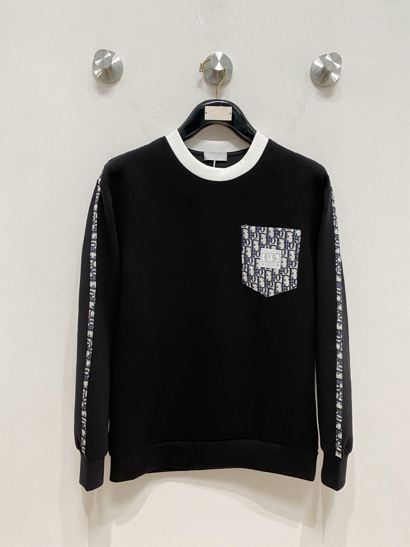 NO:571684,Dior 2025 Autumn and Winter Men's Letter Logo Pullover Space Cotton Sweatshirt Classic OS version, simple yet stylish. No pressure for daily sports, leisure and business...Customer-supplied space knitted cotton, made through a micro-knitting three-dimensional process, the inside is as neat as scales, has a super texture, is breathable and comfortable, and has an invincible sense of detail and soft touch. It is the first choice for wearing alone! Color White/Black  Size XS/S/M/L,,dior,hoodie,sweatshirts,alexander wang19860909迪奥 2025秋冬男士字母标识套头太空棉卫衣 经典OS版型,简约而不失格调.日常运动休闲商务毫无压力... 客供太空针织棉,经由微型针织立体工艺过程制作,内里鳞甲般工整,质感超强,透气舒适,细节感和触感柔更是无敌,单穿内搭首选! 颜色白色/黑色 尺码XS/S/M/L,,dior,hoodie,sweatshirts,alexander wang,Men's clothing