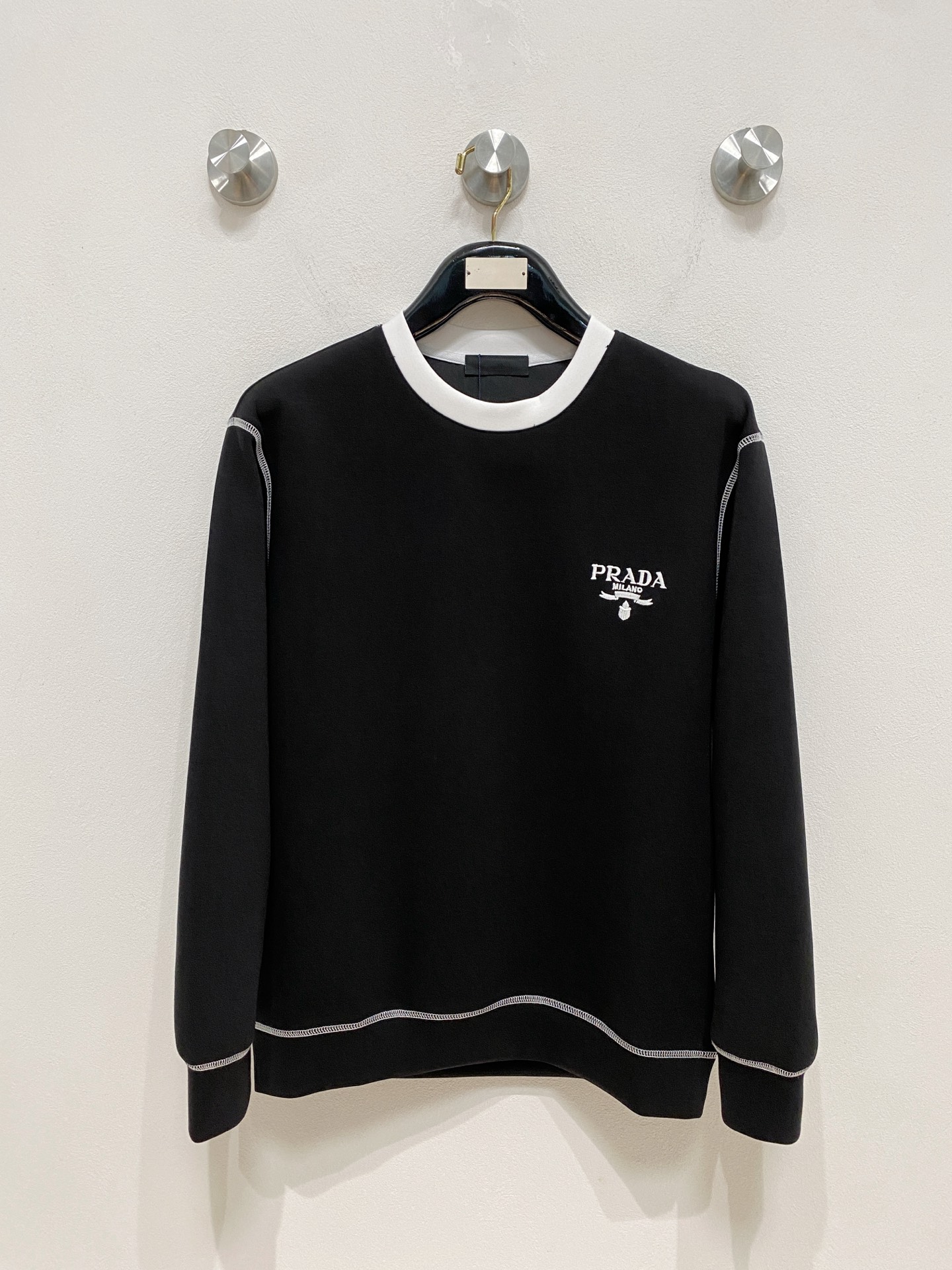 NO:570570,Prada 2025 Autumn and Winter Men's Letter Logo Pullover Space Cotton Sweatshirt Classic OS version, simple yet stylish. No pressure for daily sports, leisure and business...Customer-supplied space knitted cotton, made through a micro-knitting three-dimensional process. The inside is as neat as scales, with super texture, breathable and comfortable, and an invincible sense of detail and soft touch. It is the first choice for wearing alone! Color White/Black  Size XS/S/M/L,,prada,hoodie,sweatshirts,alexander wang19860909普拉达 2025秋冬男士字母标识套头太空棉卫衣 经典OS版型,简约而不失格调.日常运动休闲商务毫无压力... 客供太空针织棉,经由微型针织立体工艺过程制作,内里鳞甲般工整,质感超强,透气舒适,细节感和触感柔更是无敌,单穿内搭首选! 颜色白色/黑色 尺码XS/S/M/L,,prada,hoodie,sweatshirts,alexander wang,Men's clothing