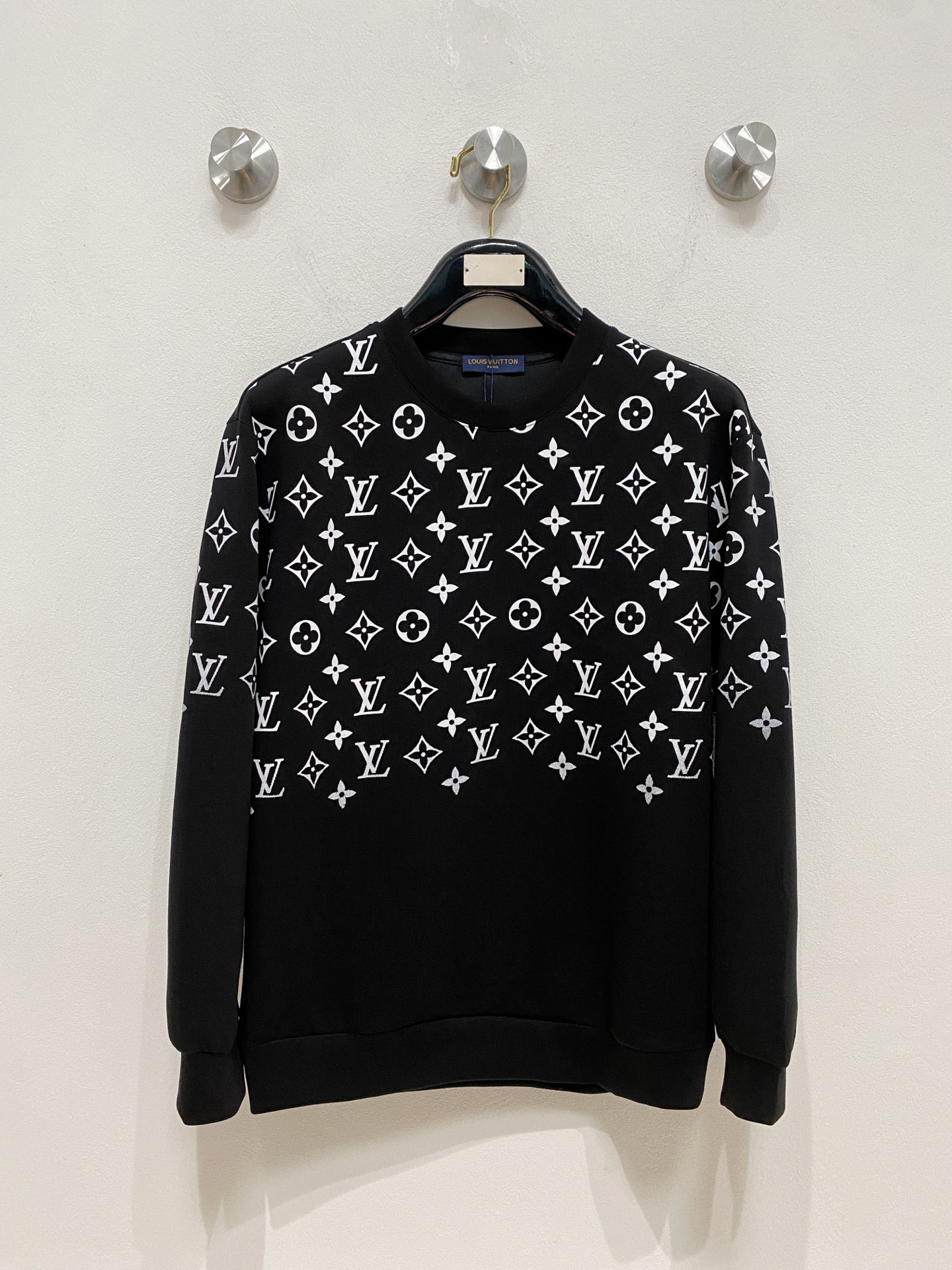 NO:570560,LV 2025 autumn and winter men's letter logo pullover space cotton sweatshirt. Classic OS version, simple yet stylish. Daily sports and leisure business without pressure...Customer-supplied space knitted cotton, made through micro-knitting three-dimensional process, the inside is as neat as scales, super texture, breathable and comfortable, the details and soft touch are invincible, the first choice for single wear and inner wear! Color white/black, size XS/S/M/L,, louis  vuitton,hoodie,sweatshirts,alexander wang19860909LV 2025秋冬男士字母标识套头太空棉卫衣 经典OS版型,简约而不失格调.日常运动休闲商务毫无压力... 客供太空针织棉,经由微型针织立体工艺过程制作,内里鳞甲般工整,质感超强,透气舒适,细节感和触感柔更是无敌,单穿内搭首选! 颜色白色/黑色 尺码XS/S/M/L,,louis vuitton,hoodie,sweatshirts,alexander wang,Men's clothing